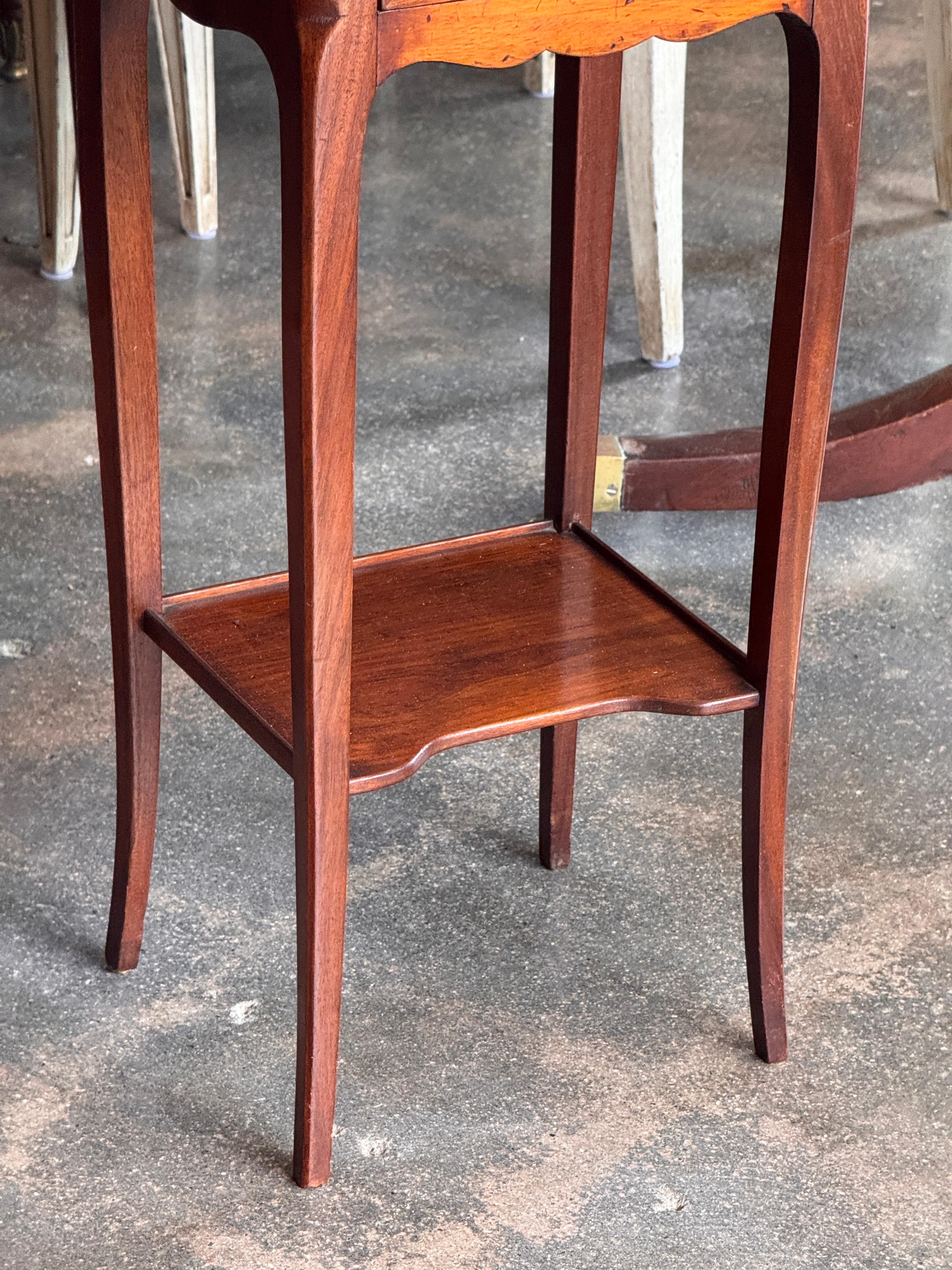 XIXe siècle Table de nuit française de la fin du 19e siècle avec plateau en marbre en vente