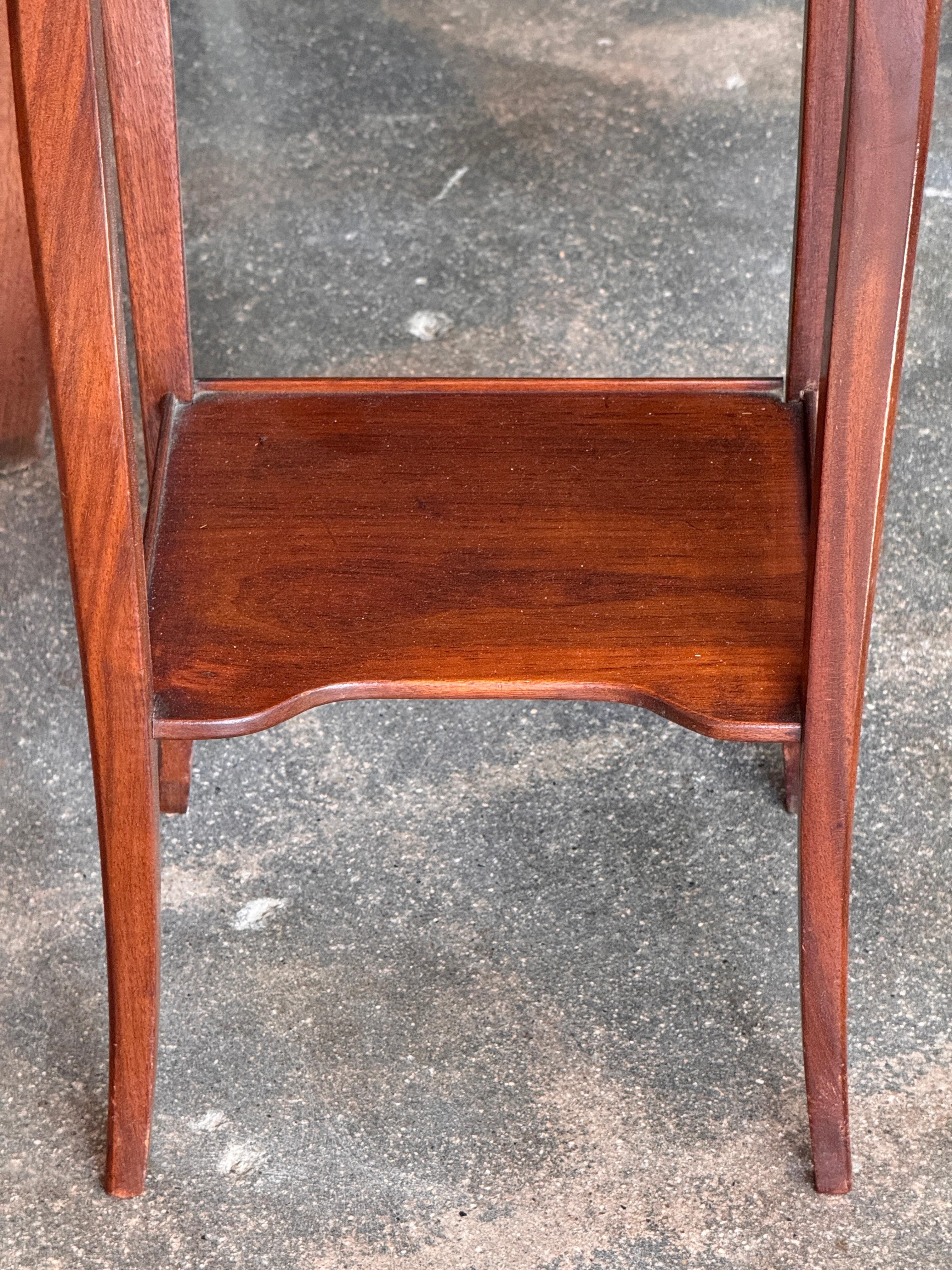 Laiton Table de nuit française de la fin du 19e siècle avec plateau en marbre en vente