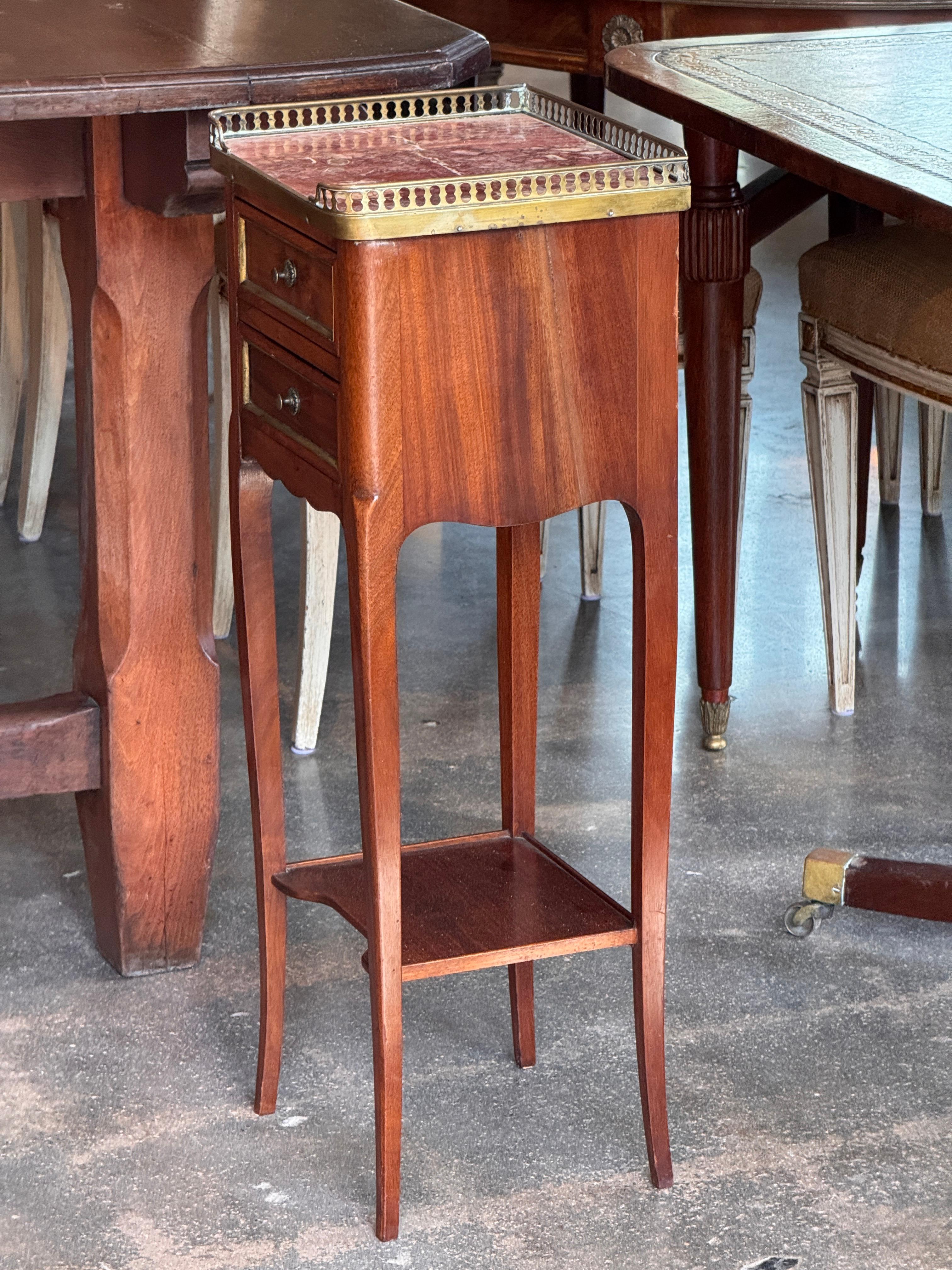 Table de nuit française de la fin du 19e siècle avec plateau en marbre en vente 2