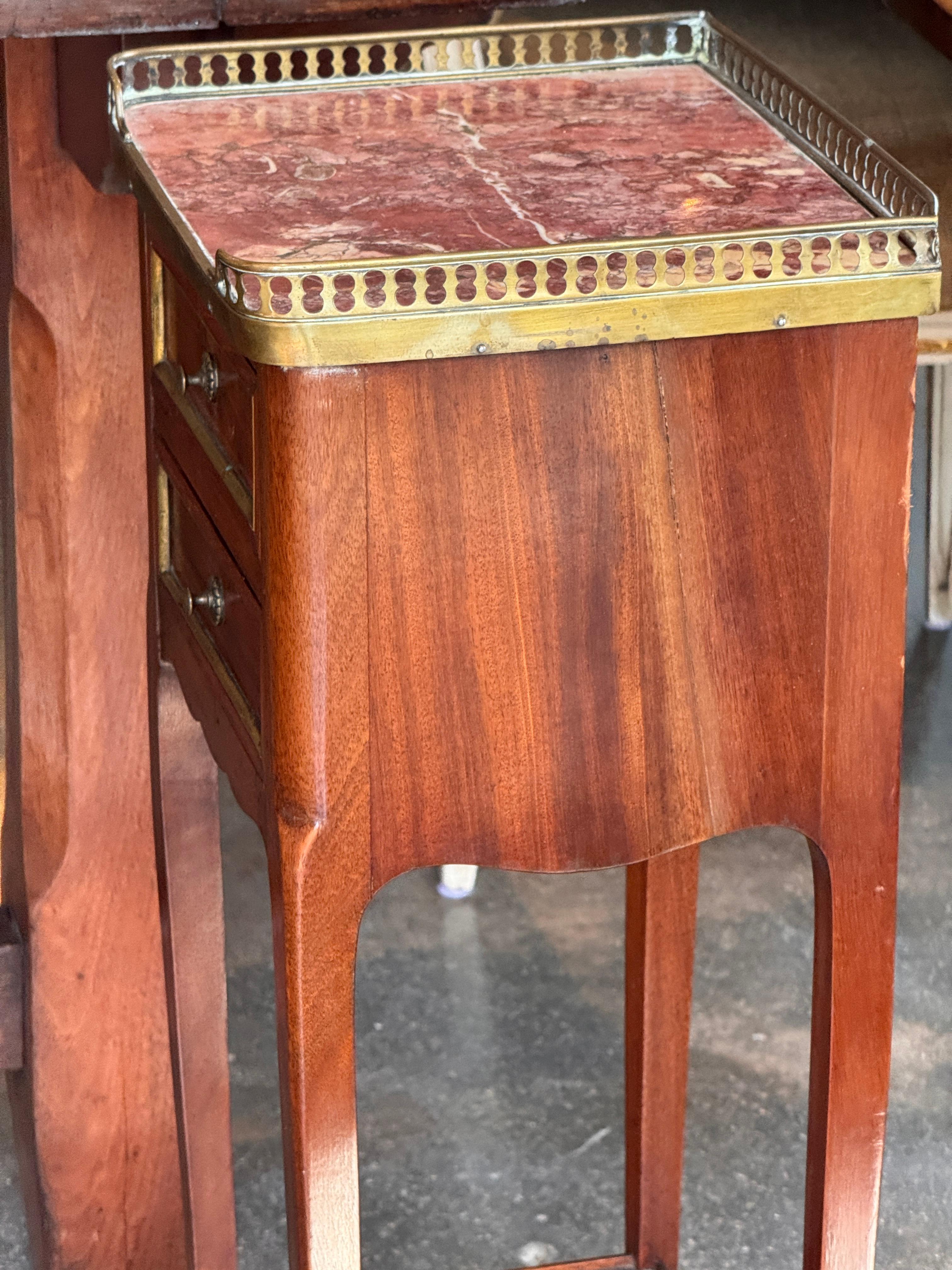 Table de nuit française de la fin du 19e siècle avec plateau en marbre en vente 3