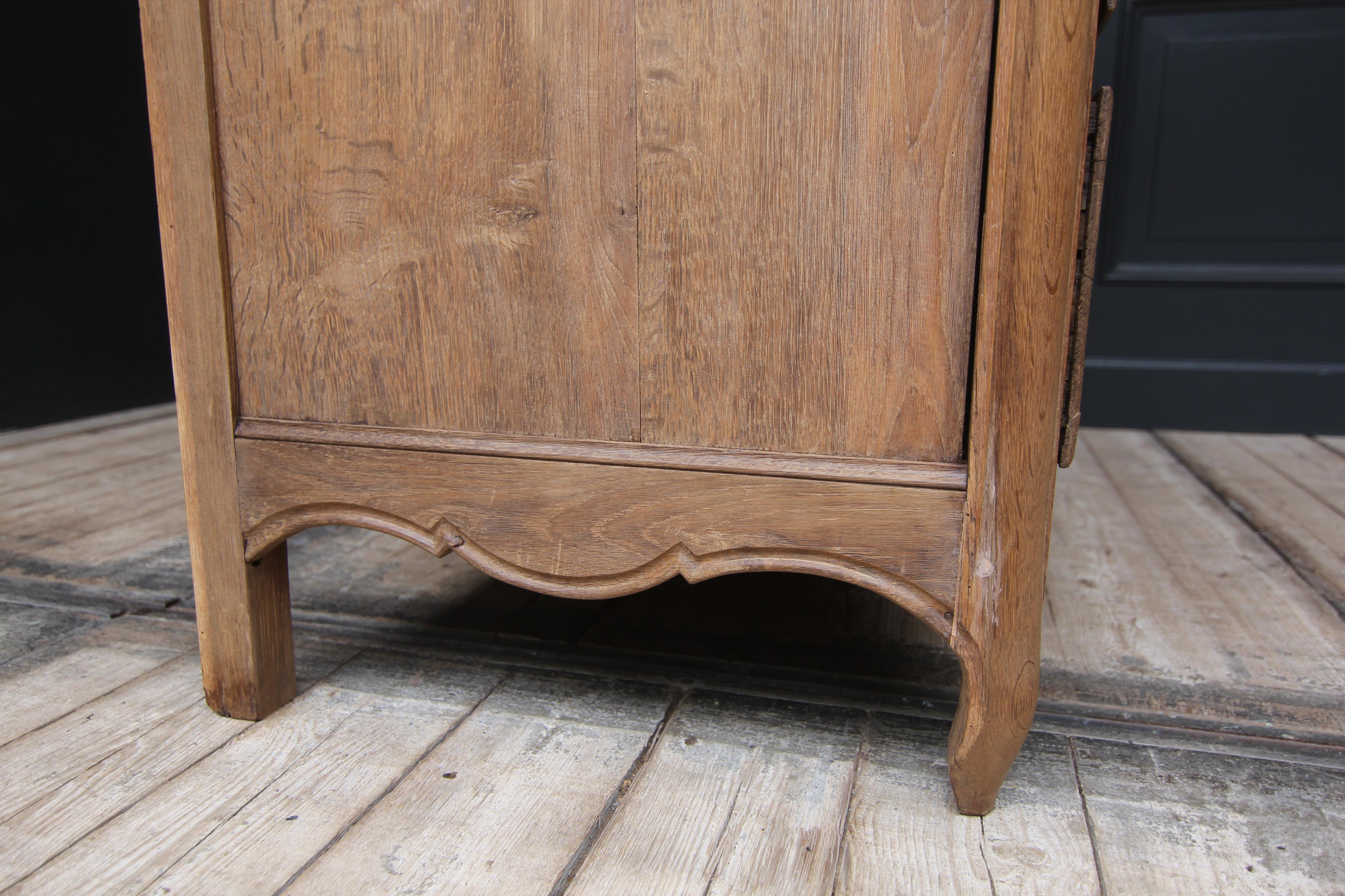Late 19th Century French Oak Chest of Drawers For Sale 15