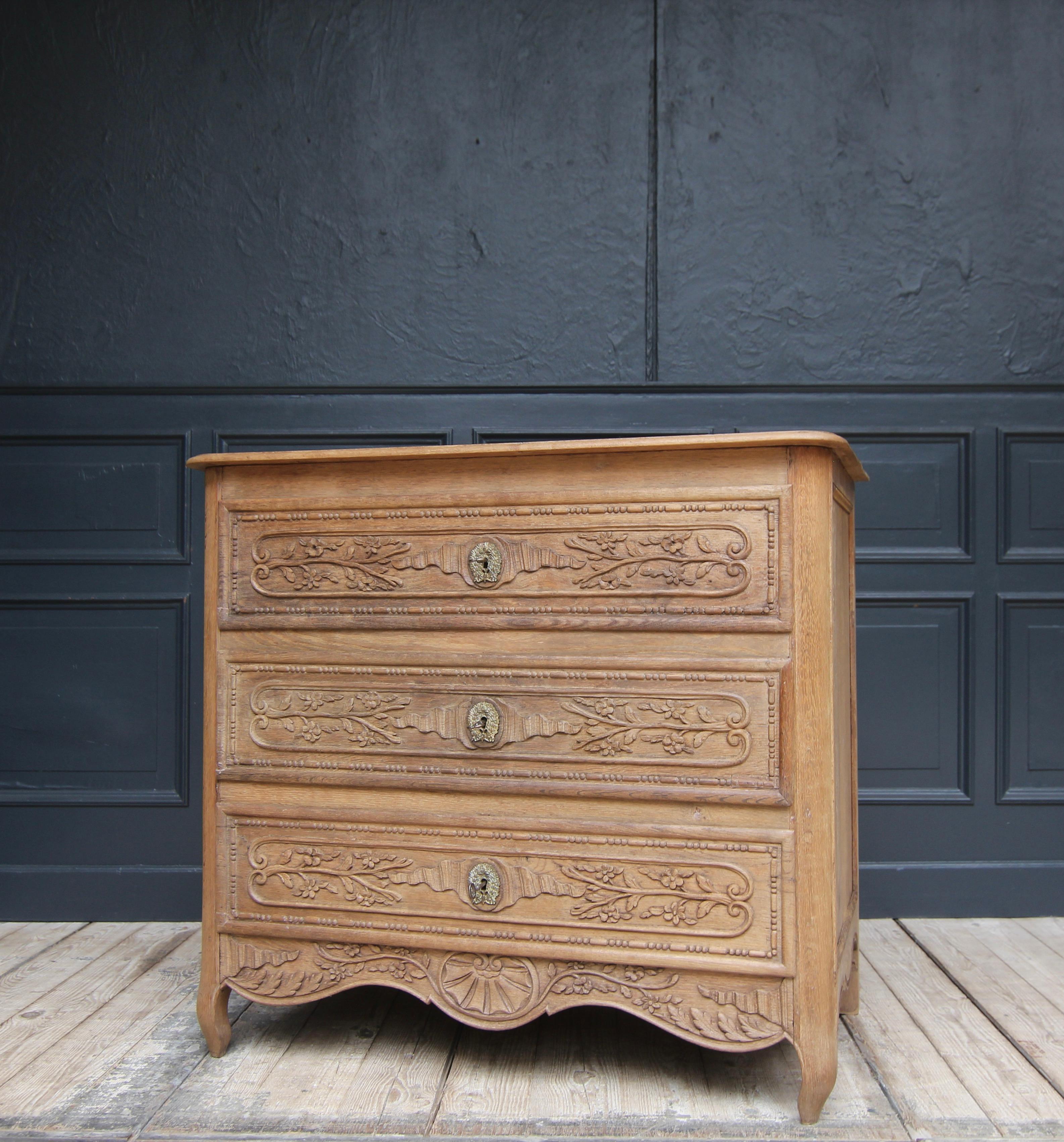 Late 19th Century French Oak Chest of Drawers For Sale 16