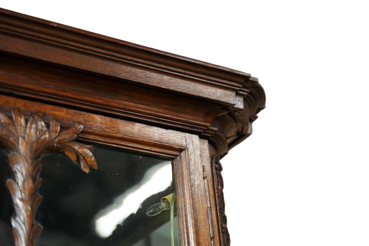 Vetrina in Oak francese della fine del XIX secolo con vetri a nastro e ghirlanda In condizioni buone in vendita a Los Angeles, CA