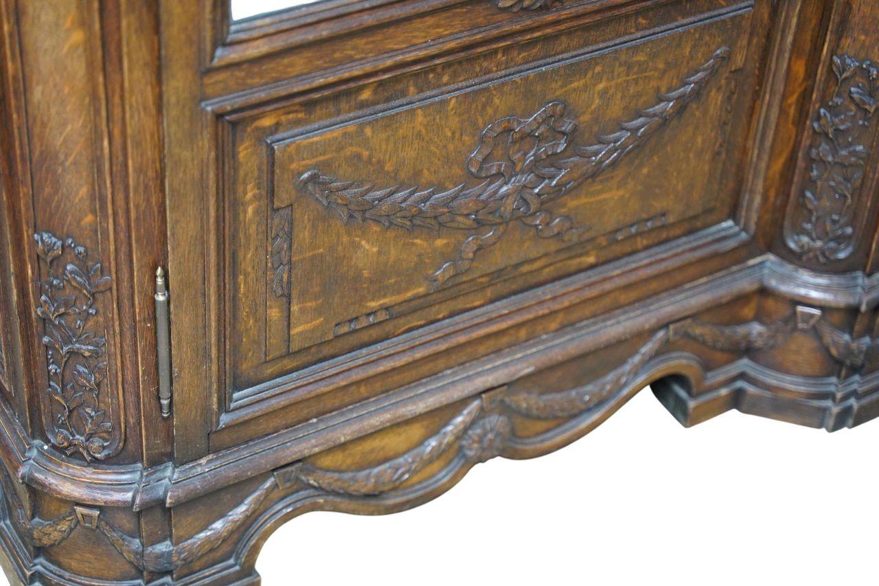 Quercia Vetrina in Oak francese della fine del XIX secolo con vetri a nastro e ghirlanda in vendita