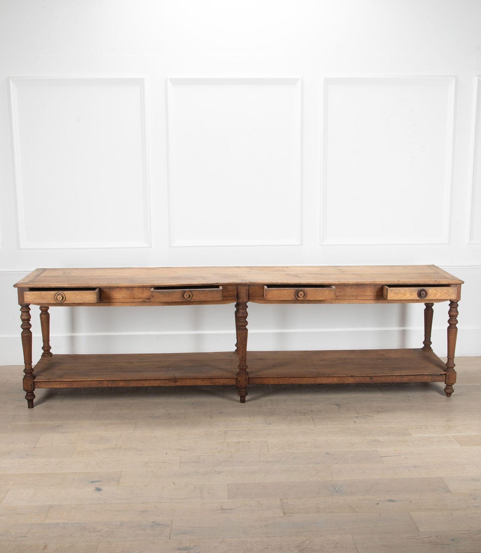 Une fabuleuse table de drapier en chêne français du 19e siècle de trois mètres de long.
Quatre tiroirs sur un côté. Bonne couleur et bonne utilisation.
Circa 1900.