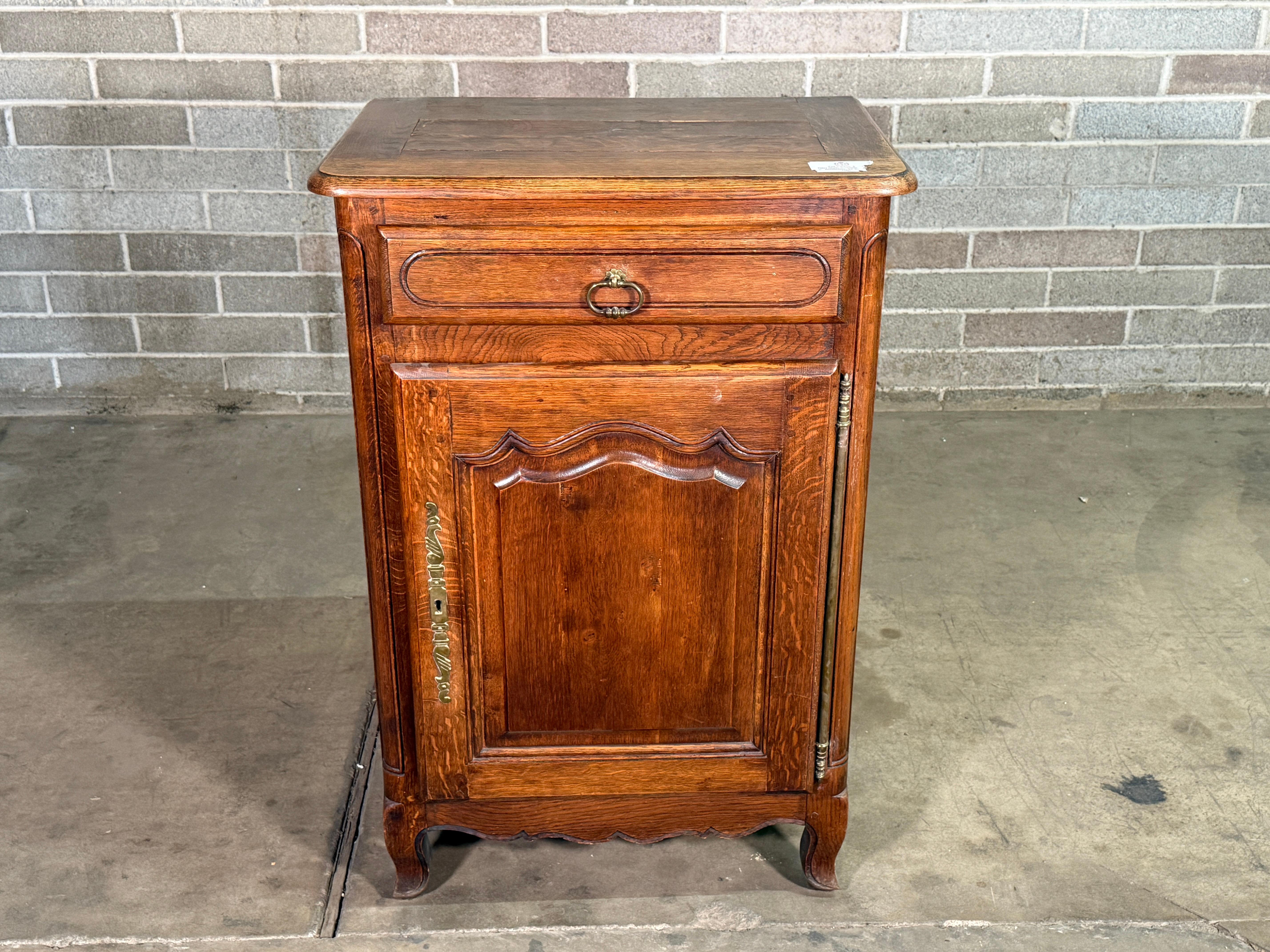 Armadio a piedistallo in Oak francese della fine del XIX secolo. Bellissimo pezzo acquistato in Francia. Usura appropriata all'età, vedi foto dettagliate. Inviaci un messaggio con le tue domande