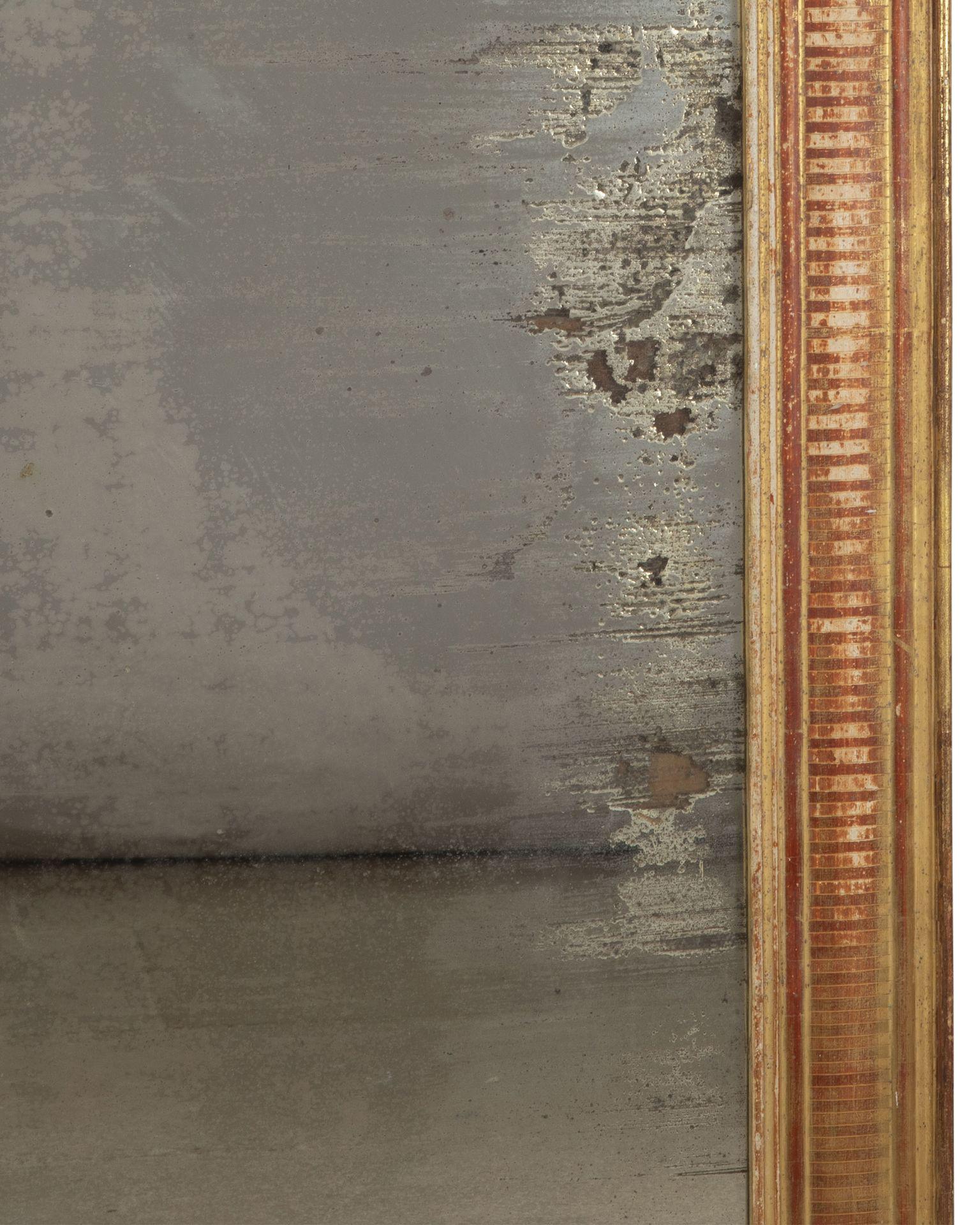 Miroir doré français de la fin du 19e siècle avec des détails décoratifs sculptés.
Avec plaque miroir au mercure d'origine et plaque arrière d'origine. Circa 1880.