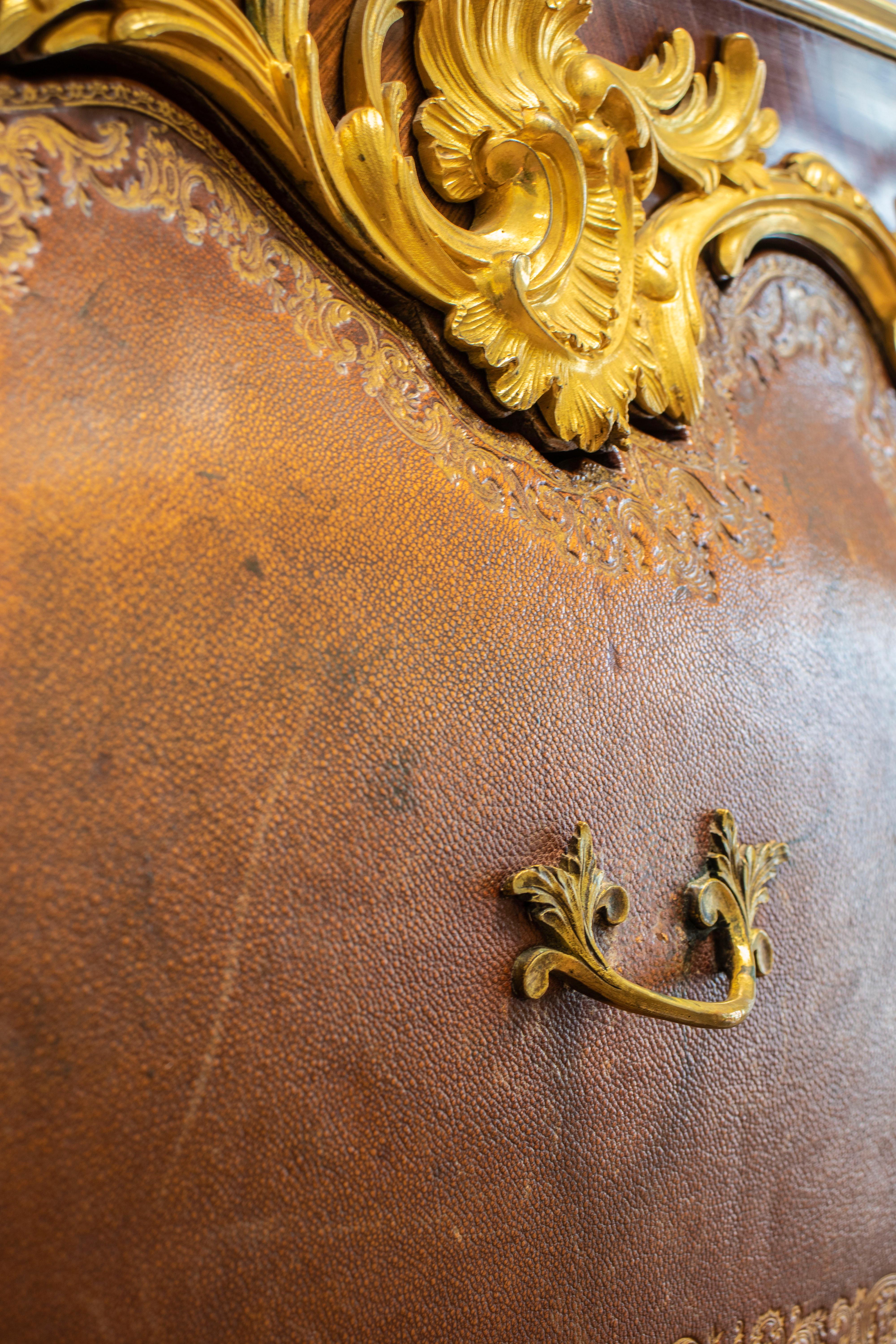 Französischer Intarsienschrank mit Goldbronze-Montierung aus dem späten 19. Jahrhundert von Henry Dasson (Leder) im Angebot