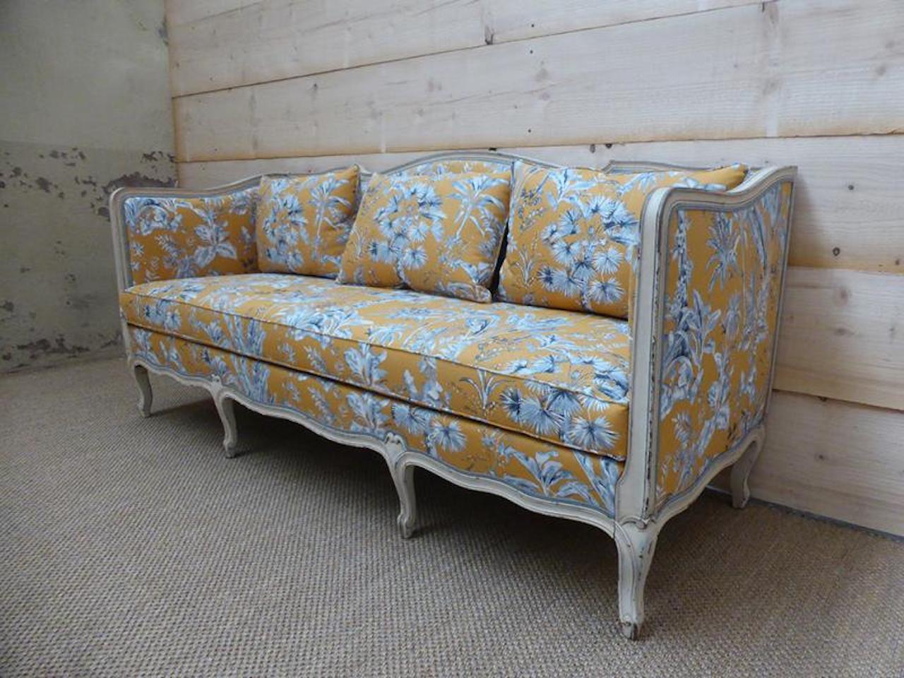 3-seat sofa Louis XV style painted wood, late 19th century.
This sofa has been restored, Upholstered to new with a yellow flowered fabric and provided with three cushions.