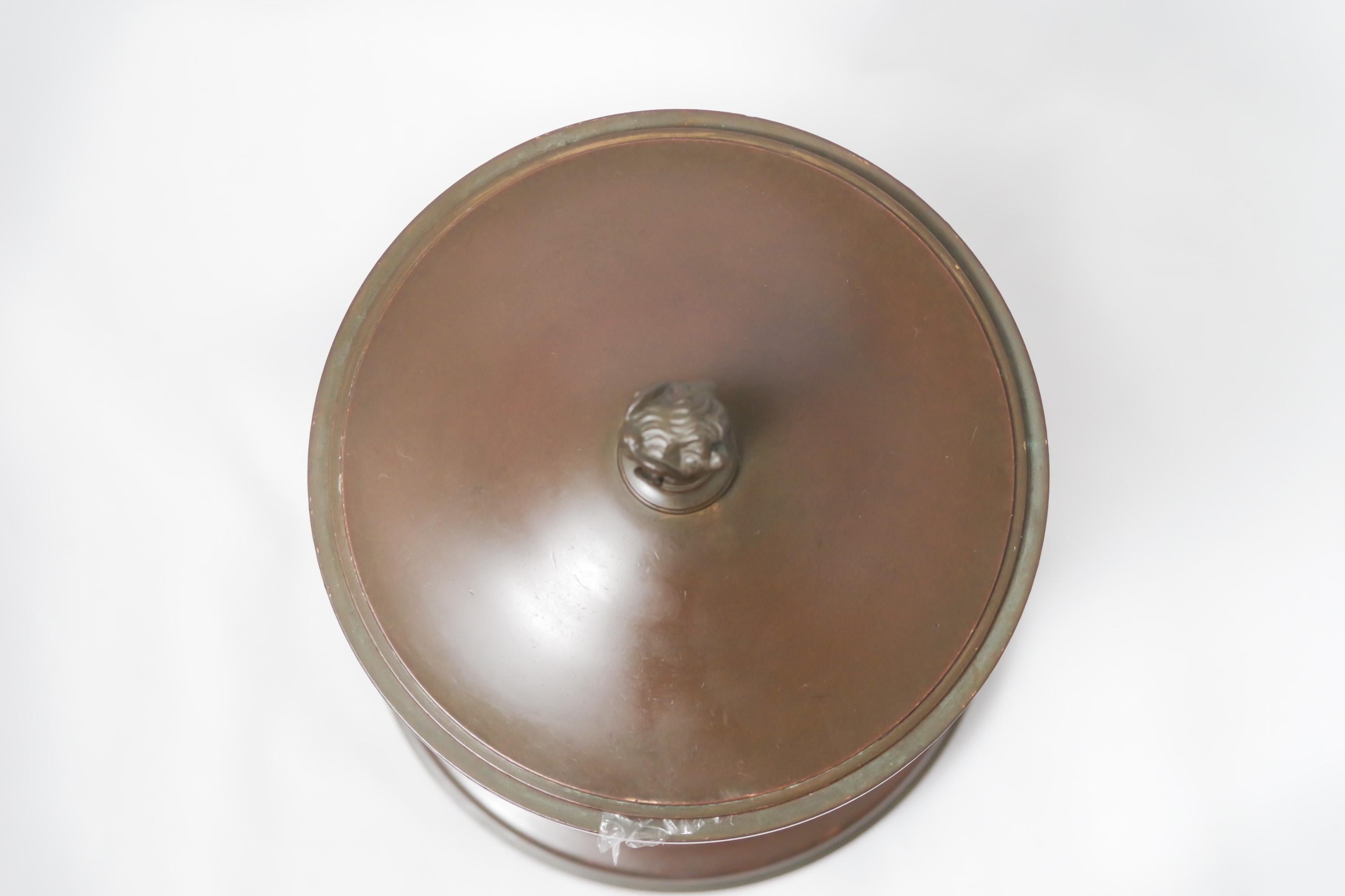 A Patinated Canister by the Barbedienne Foundry of Paris In Good Condition For Sale In 263-0031, JP