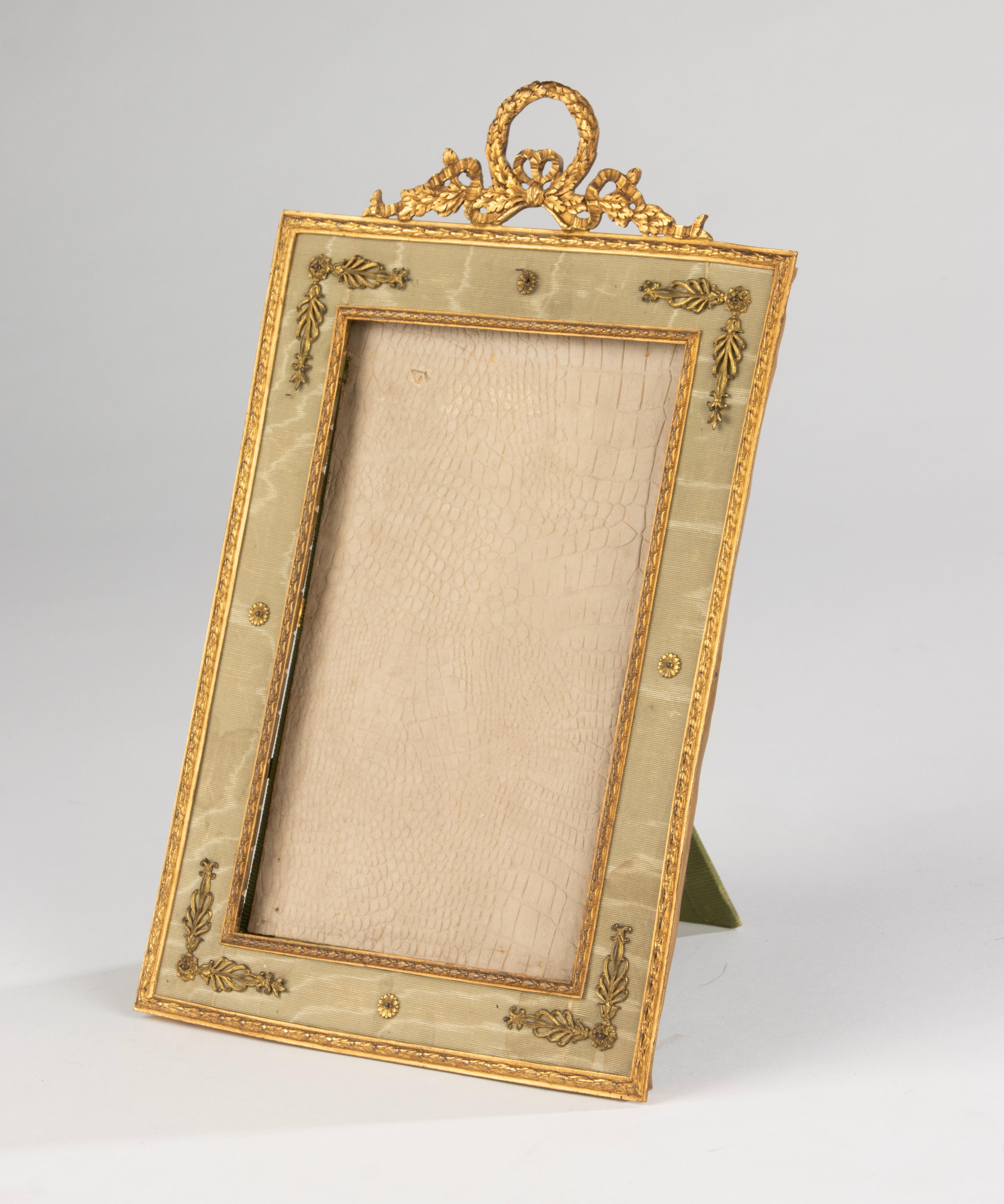 Elegant French photo frame in Empire style, dating from the late 19th century. The frame is decorated with finely detailed gilt copper ornaments that give it a refined and timeless character.
It can be displayed standing or hung on the wall, making