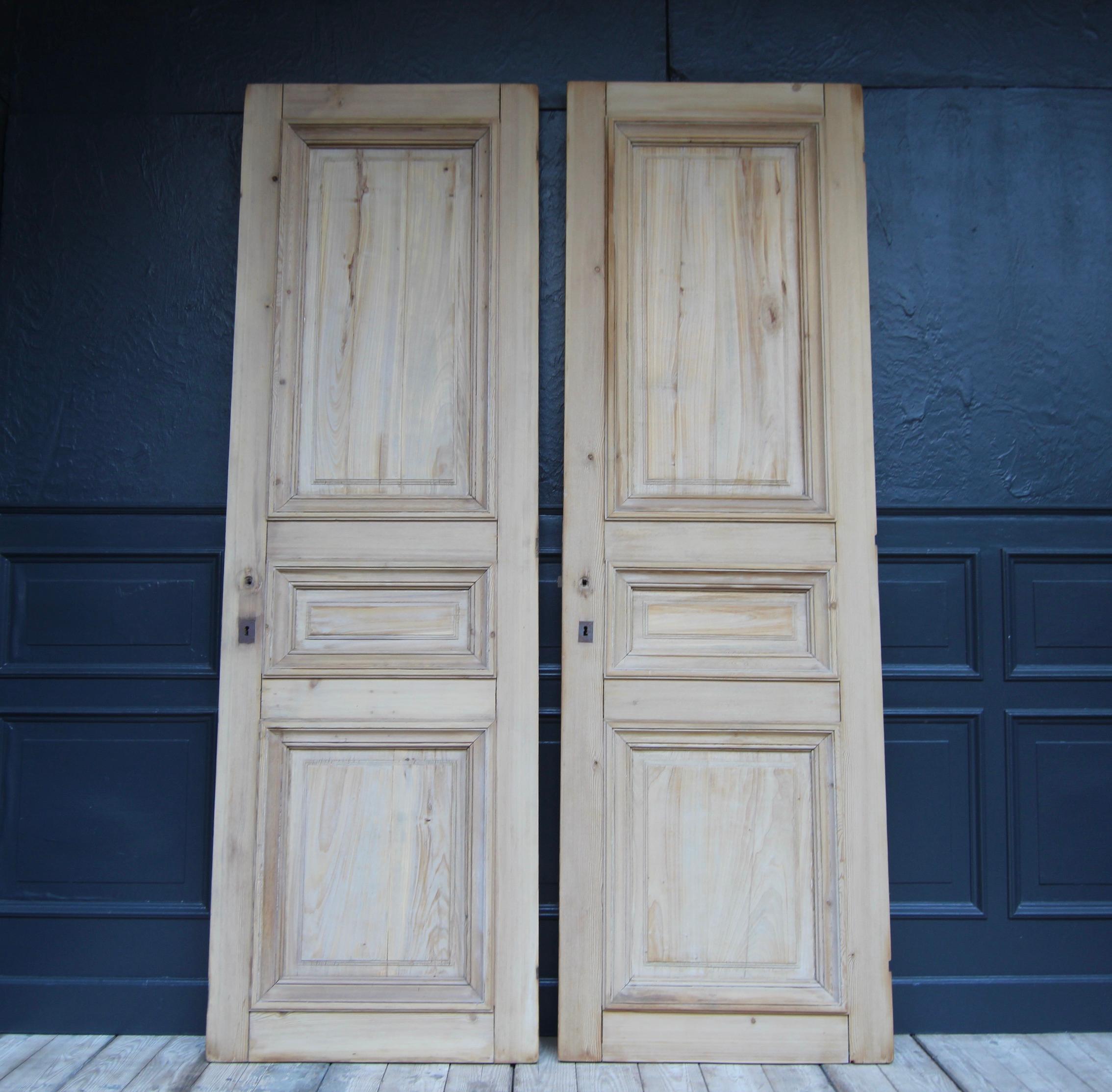 A pair of French doors from around 1900, solid pine frame construction with 3 panels each.

Dimensions: 238 cm high, 75.5 cm wide, 4.5 cm deep

Also very suitable for installation as sliding doors.

The doors have been stripped of their old colour