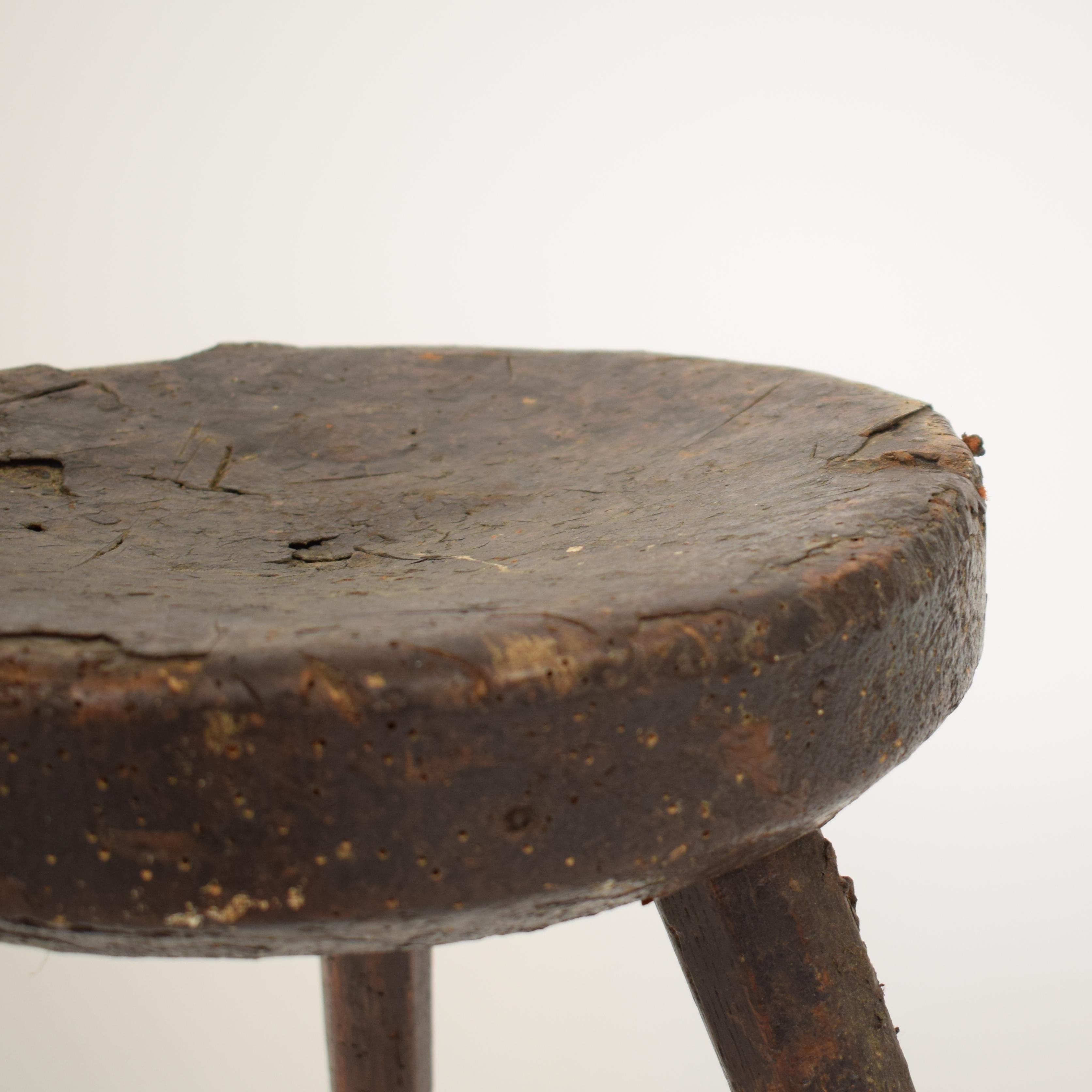 Late 19th Century French Primitive Wabi Sabi Elm Country Splayed Leg Wood Stool In Fair Condition In Berlin, DE