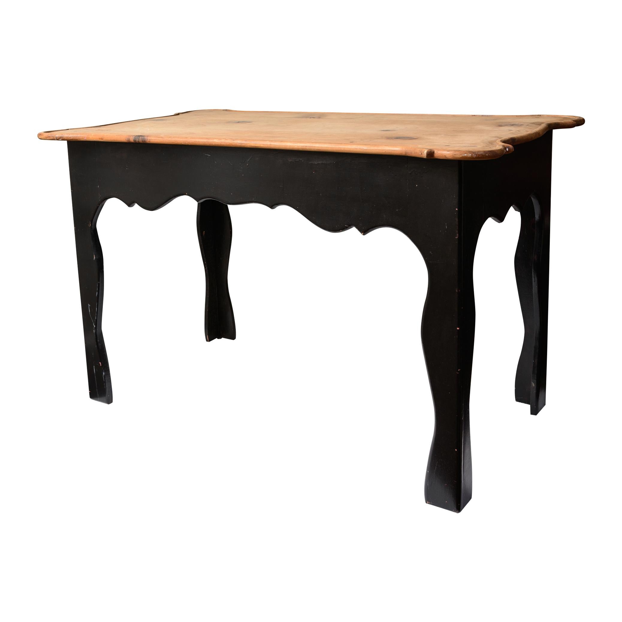 Cette table a été découverte dans le sud de la France.
Ce modèle inhabituel de la fin du 19e. siècle. La table provençale française a un plateau à volutes en bois Nature, un tablier à volutes avec un grand tiroir et des pieds à volutes en bois