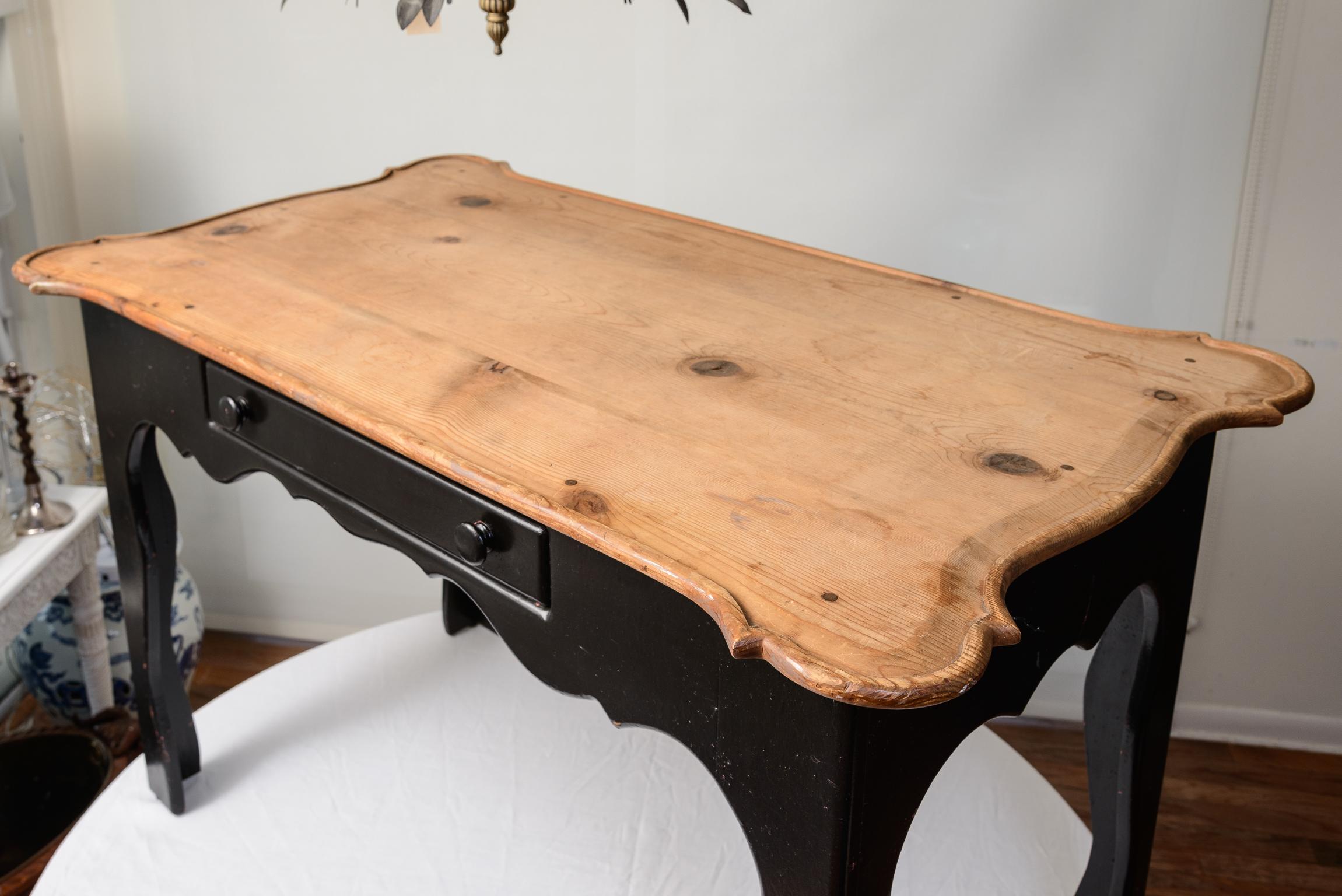 Fait main Fin du 19ème siècle. siècle. Table provençale française avec plateau et pieds en bois naturel en vente