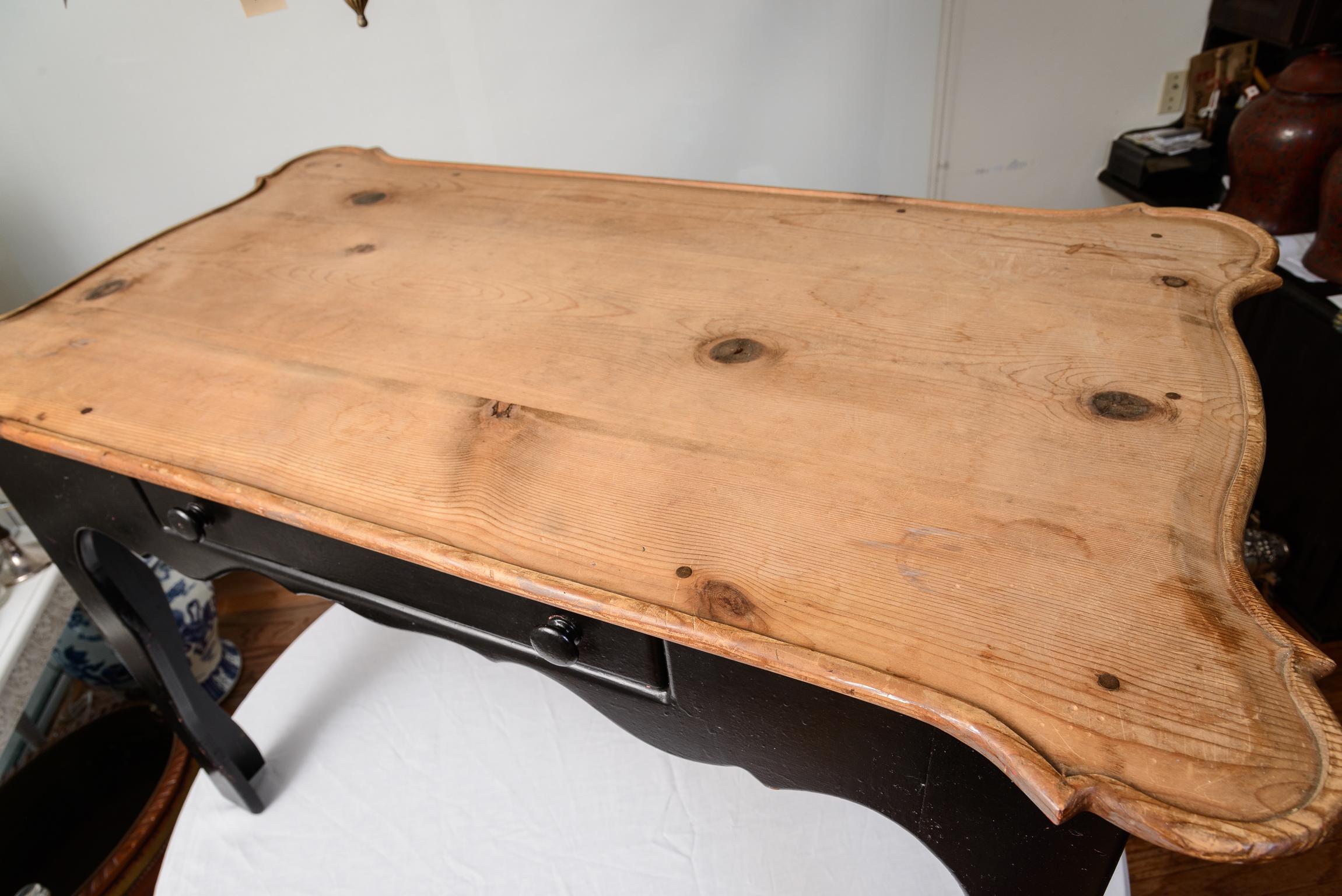 Fin du 19ème siècle. siècle. Table provençale française avec plateau et pieds en bois naturel Bon état - En vente à West Palm Beach, FL