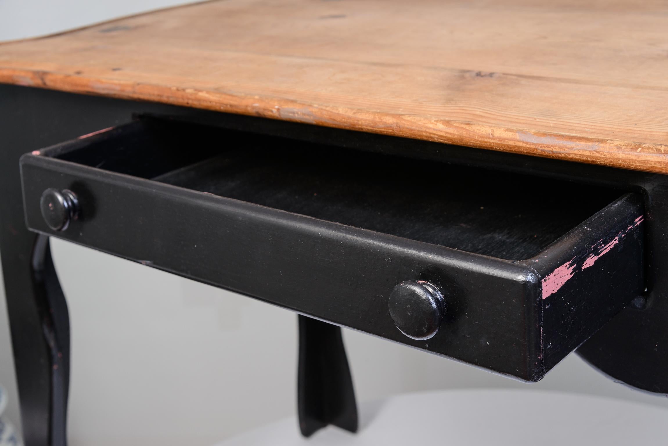 Bois Fin du 19ème siècle. siècle. Table provençale française avec plateau et pieds en bois naturel en vente