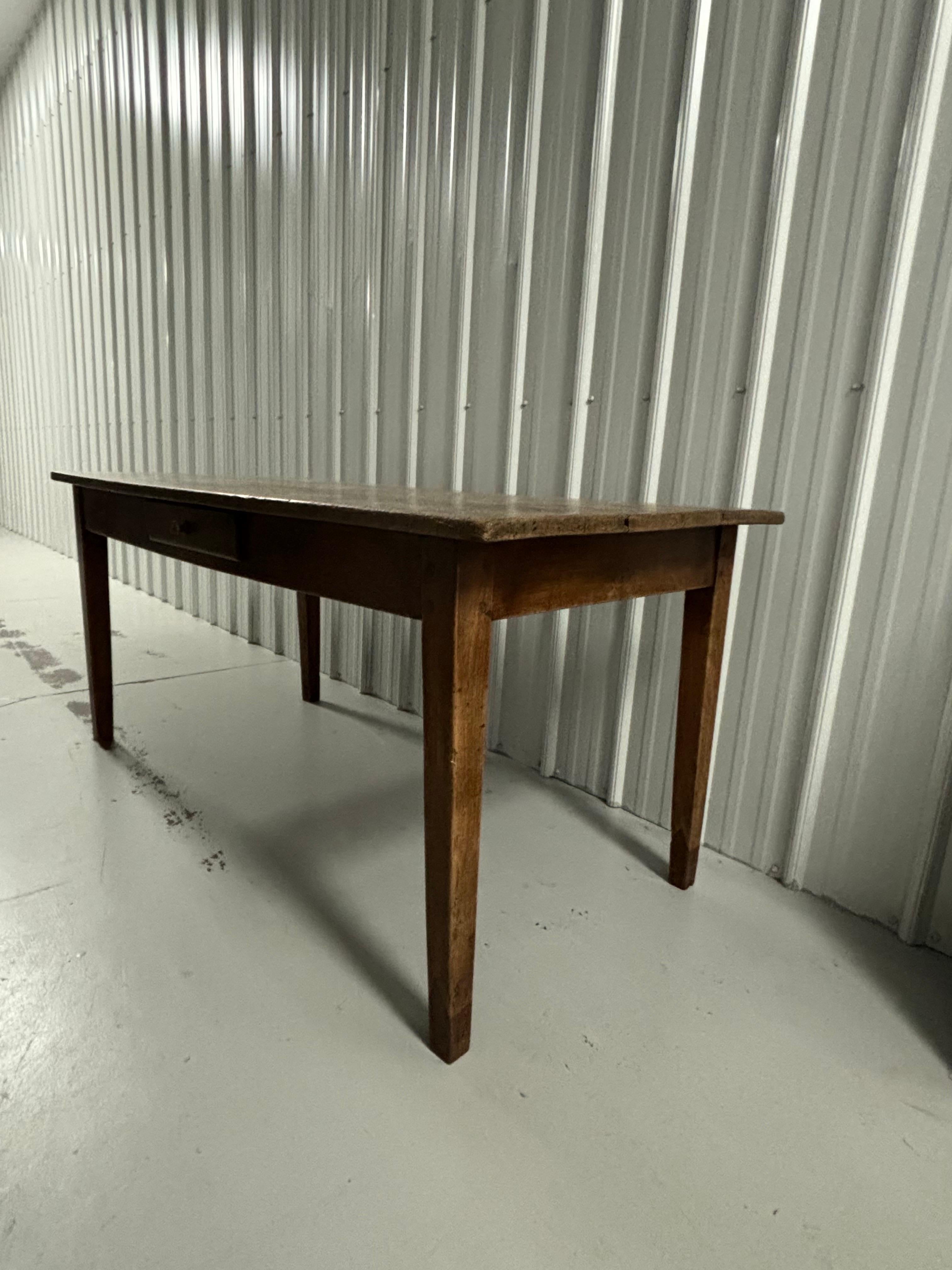 Table à tiroir en noyer provençal français de la fin du XIXe siècle État moyen - En vente à Southampton, NY