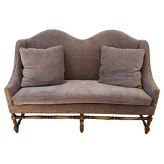 Settee provinciale française de la fin du XIXe siècle en noyer tapissée de chenille moderne