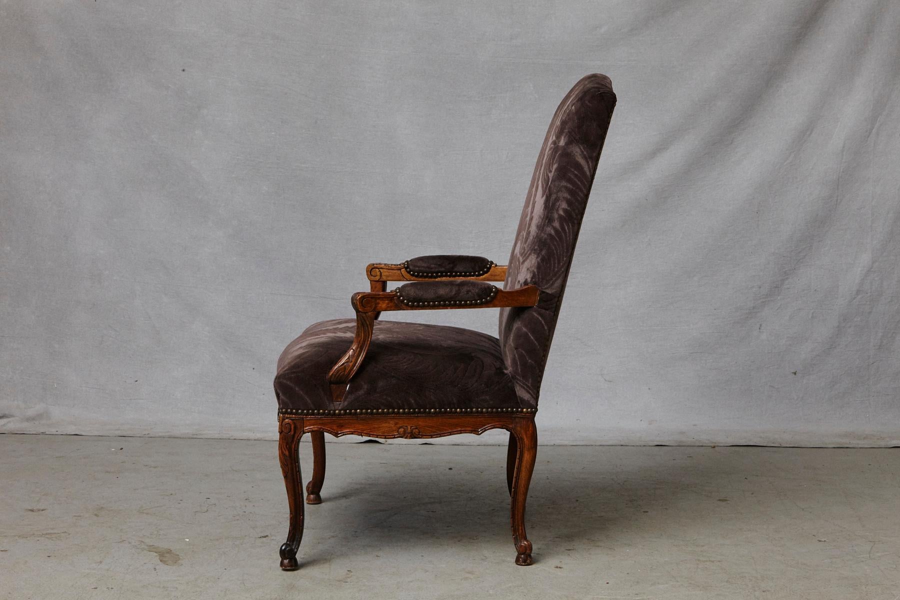 Late 19th Century French Régence Style Walnut Fauteuil in Dark Plum Velvet In Good Condition In Pau, FR
