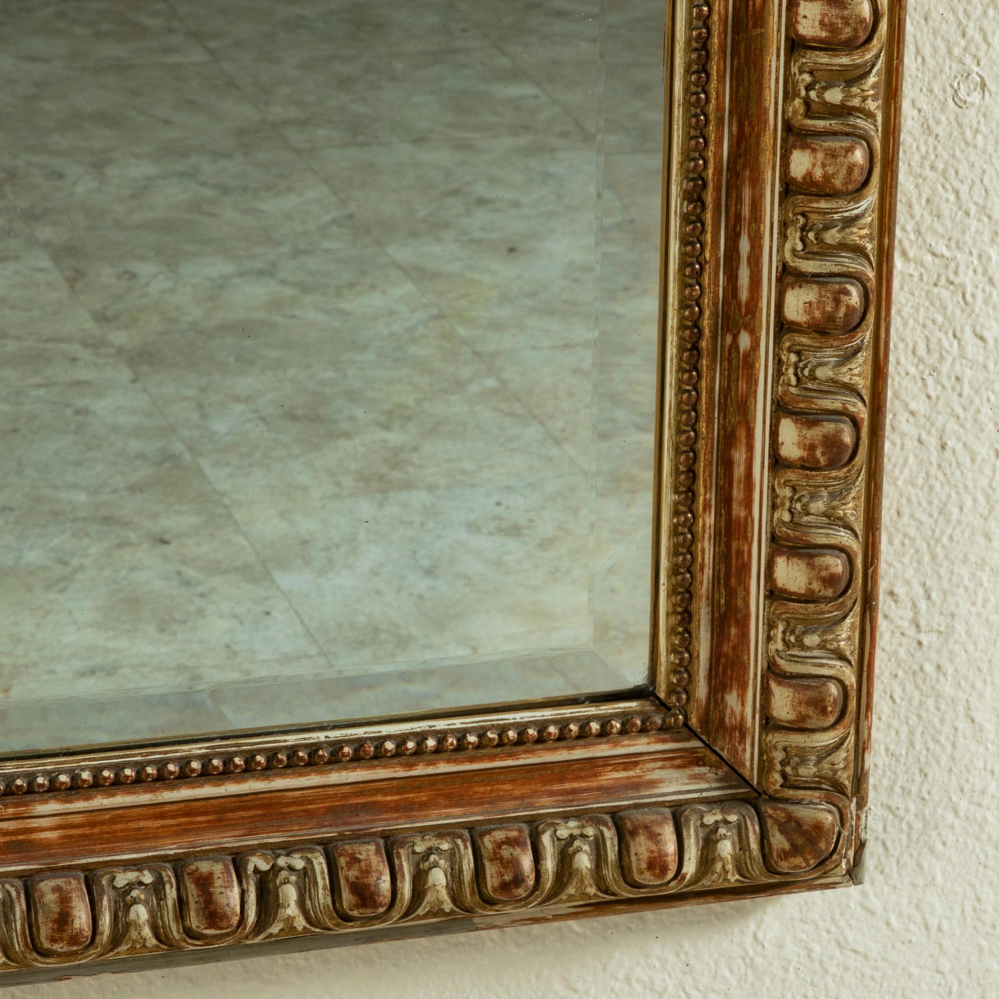 Miroir en bois doré de style Régence française de la fin du XIXe siècle avec verre biseauté en vente 2