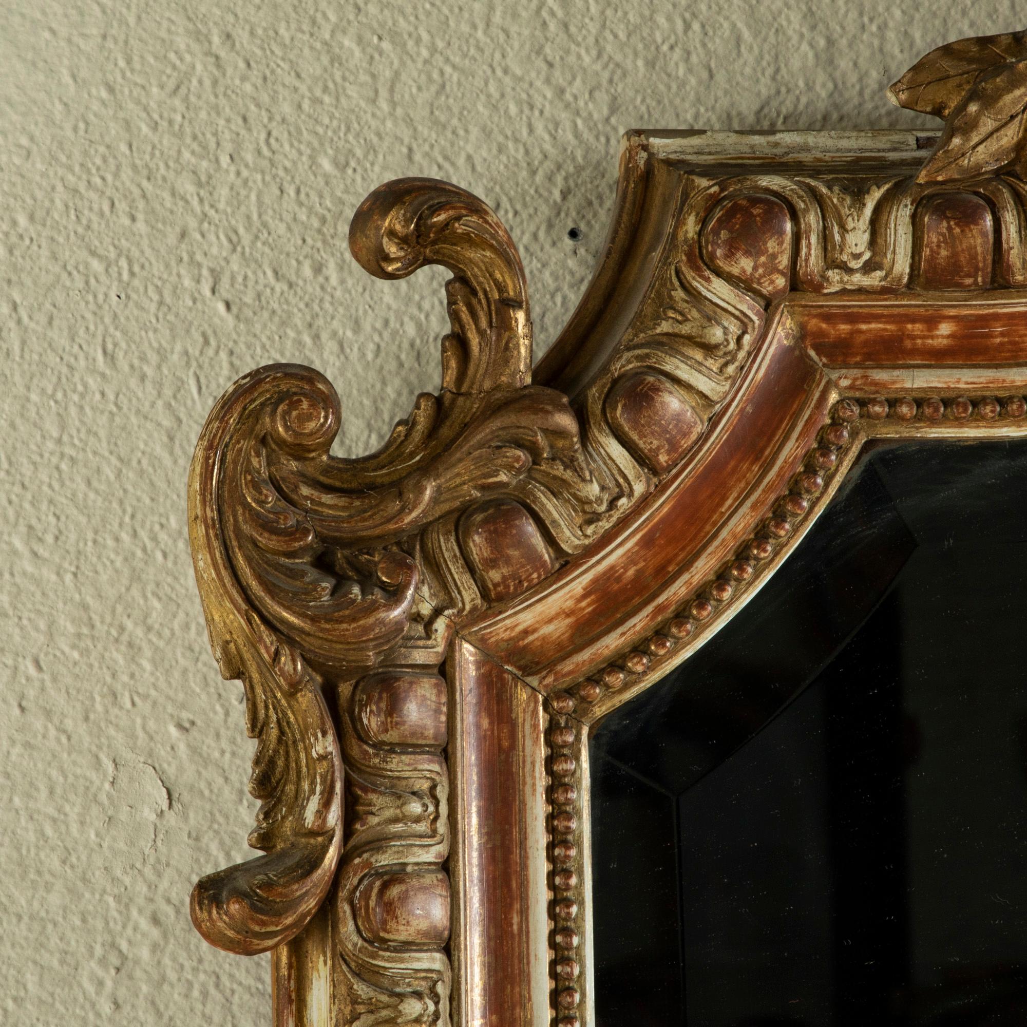 Français Miroir en bois doré de style Régence française de la fin du XIXe siècle avec verre biseauté en vente