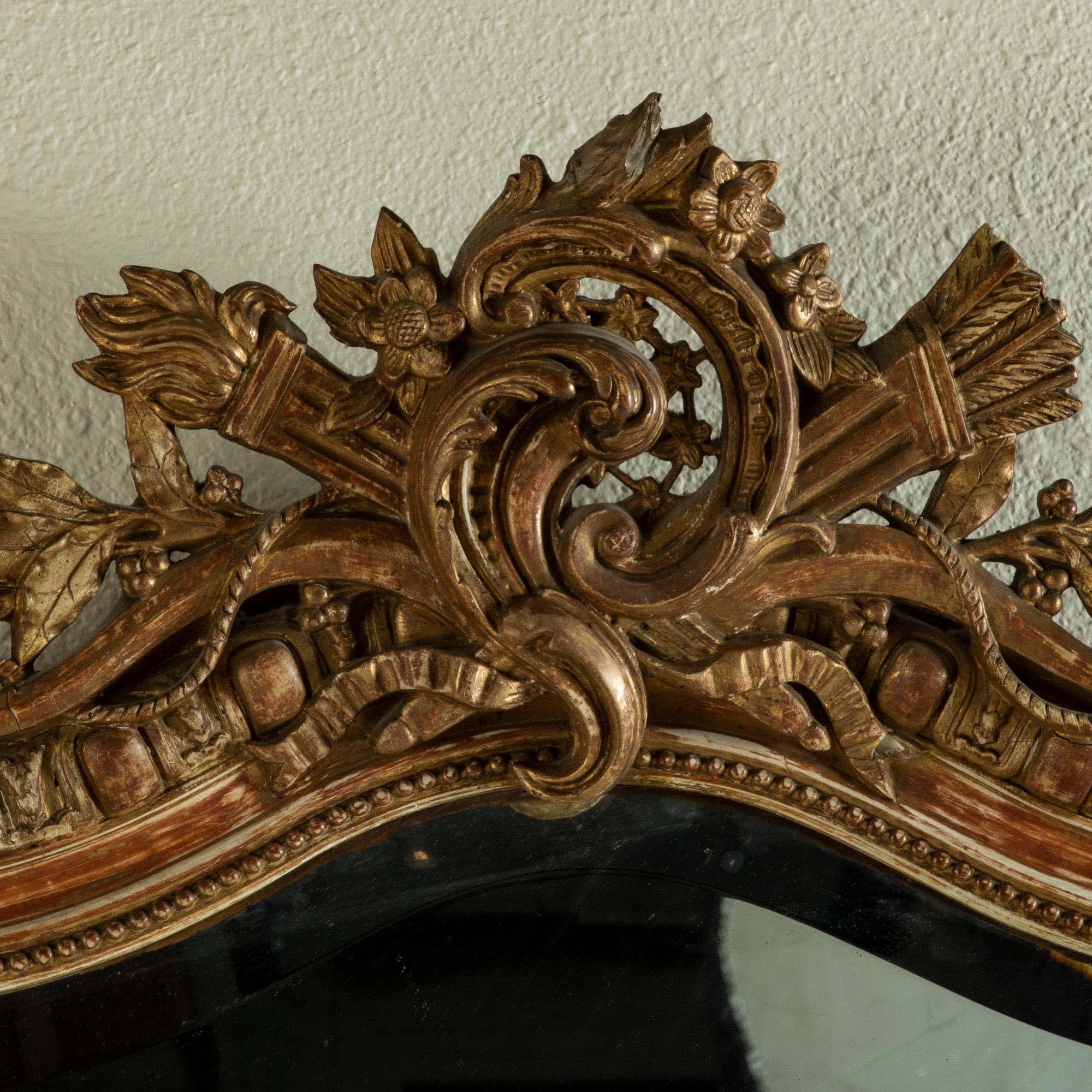 Biseauté Miroir en bois doré de style Régence française de la fin du XIXe siècle avec verre biseauté en vente