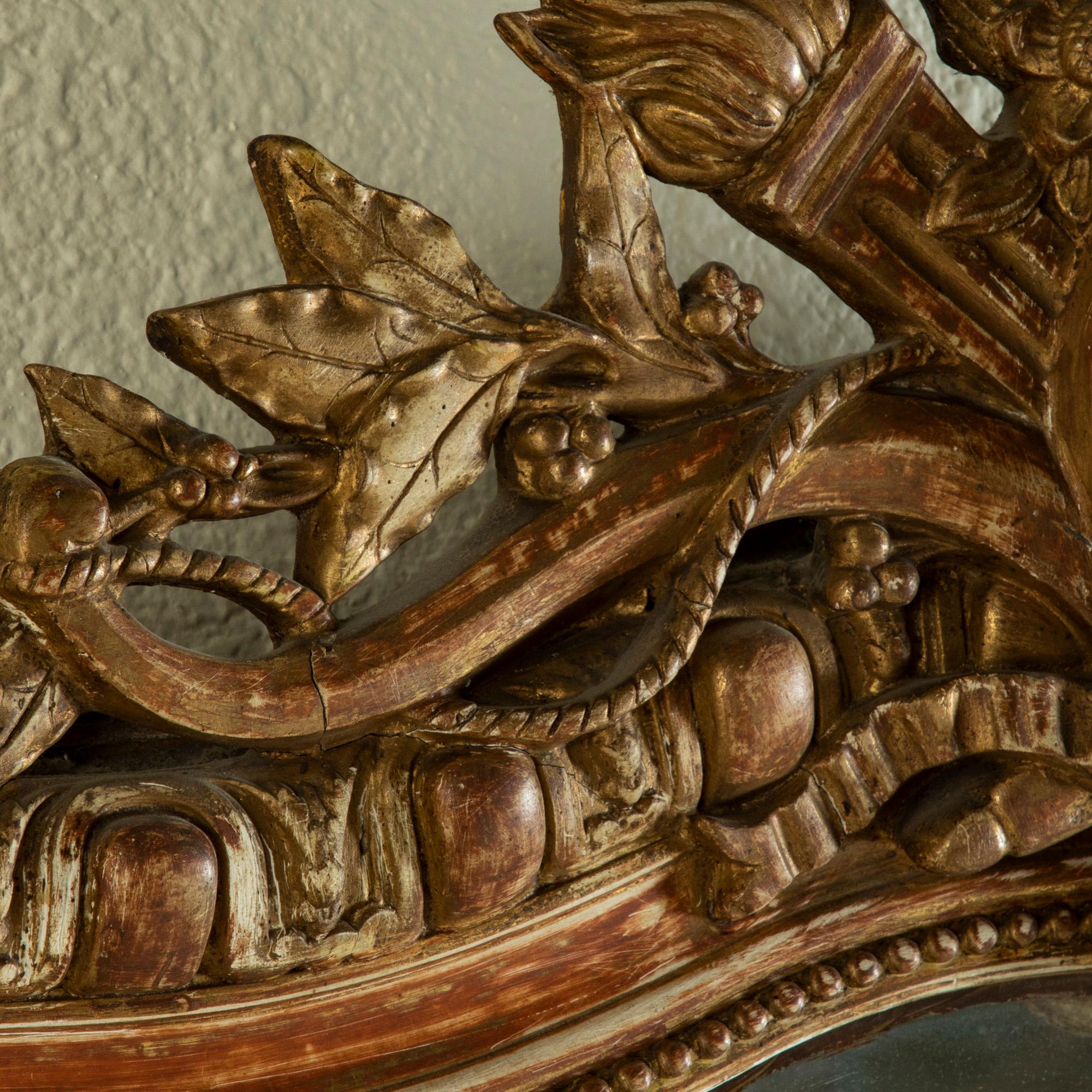 Verre mercuré Miroir en bois doré de style Régence française de la fin du XIXe siècle avec verre biseauté en vente