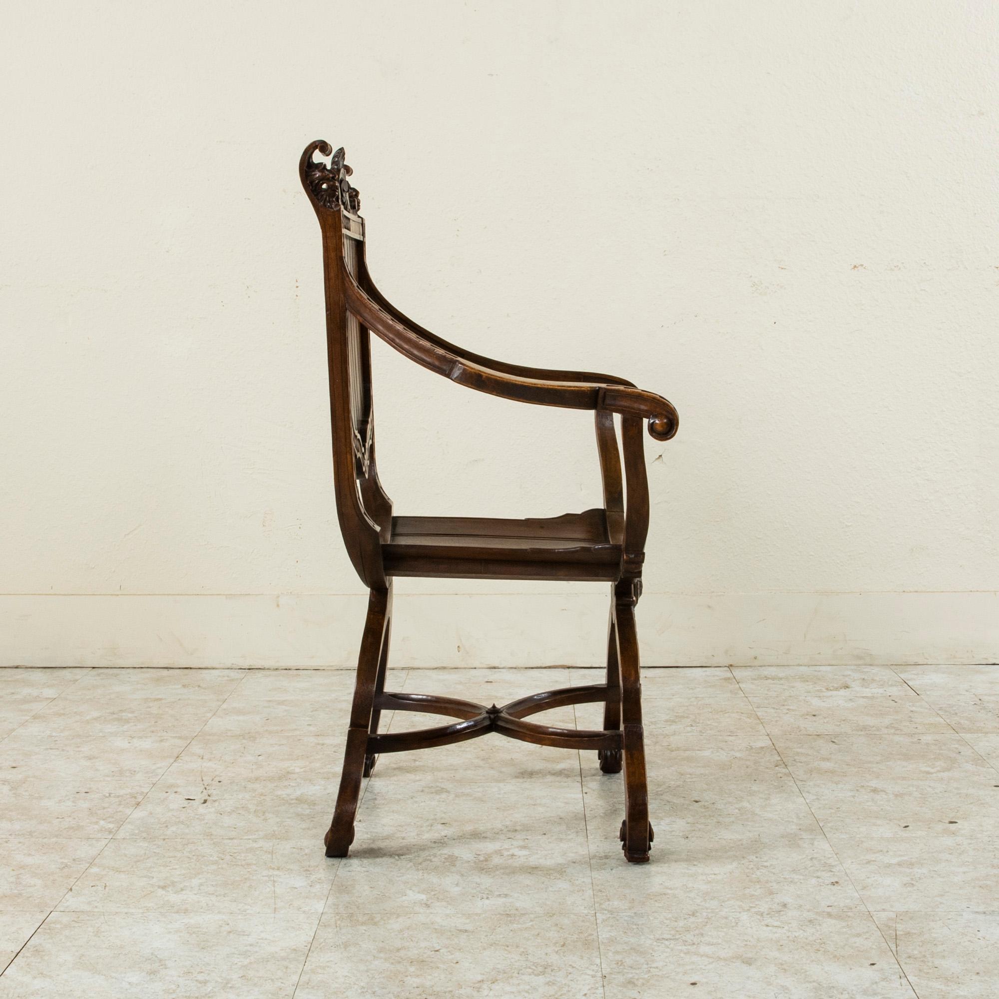 Hand-Carved Late 19th Century French Renaissance Style Hand Carved Walnut Dagobert Chair For Sale