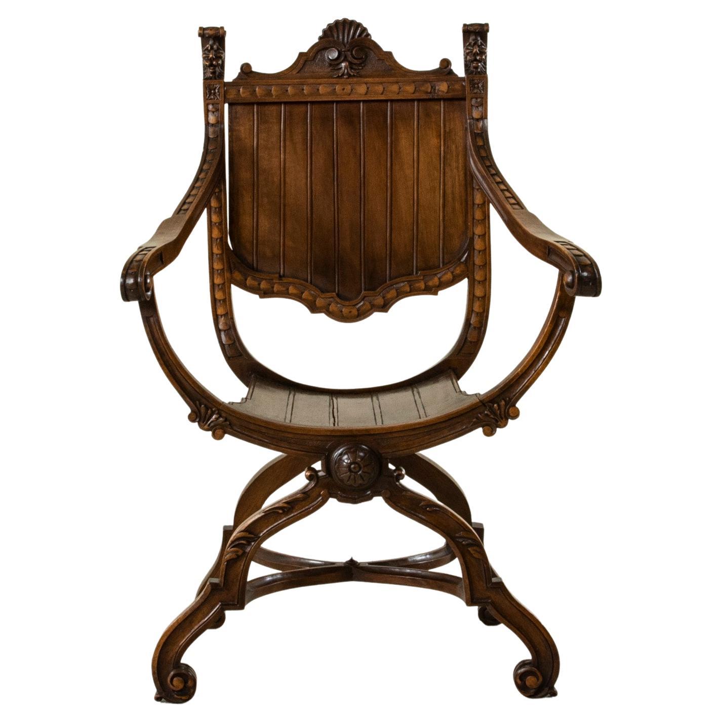 Dagobert-Stuhl aus handgeschnitztem Walnussholz im französischen Renaissance-Stil des späten 19. Jahrhunderts