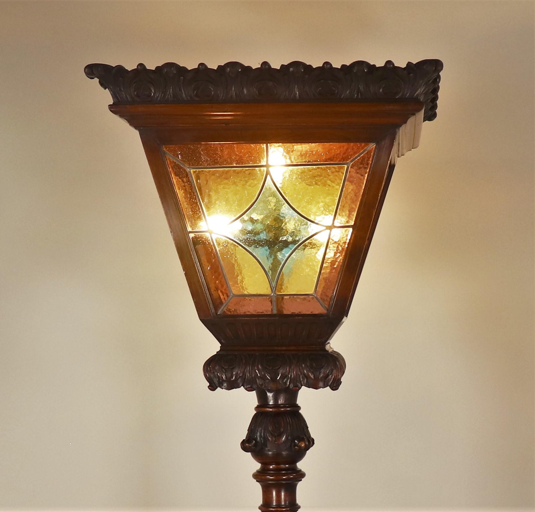 Spätes 19. Jahrhundert Französisch Renaissance Revival Hand geschnitzt Nussbaum Stehlampe (Neorenaissance) im Angebot