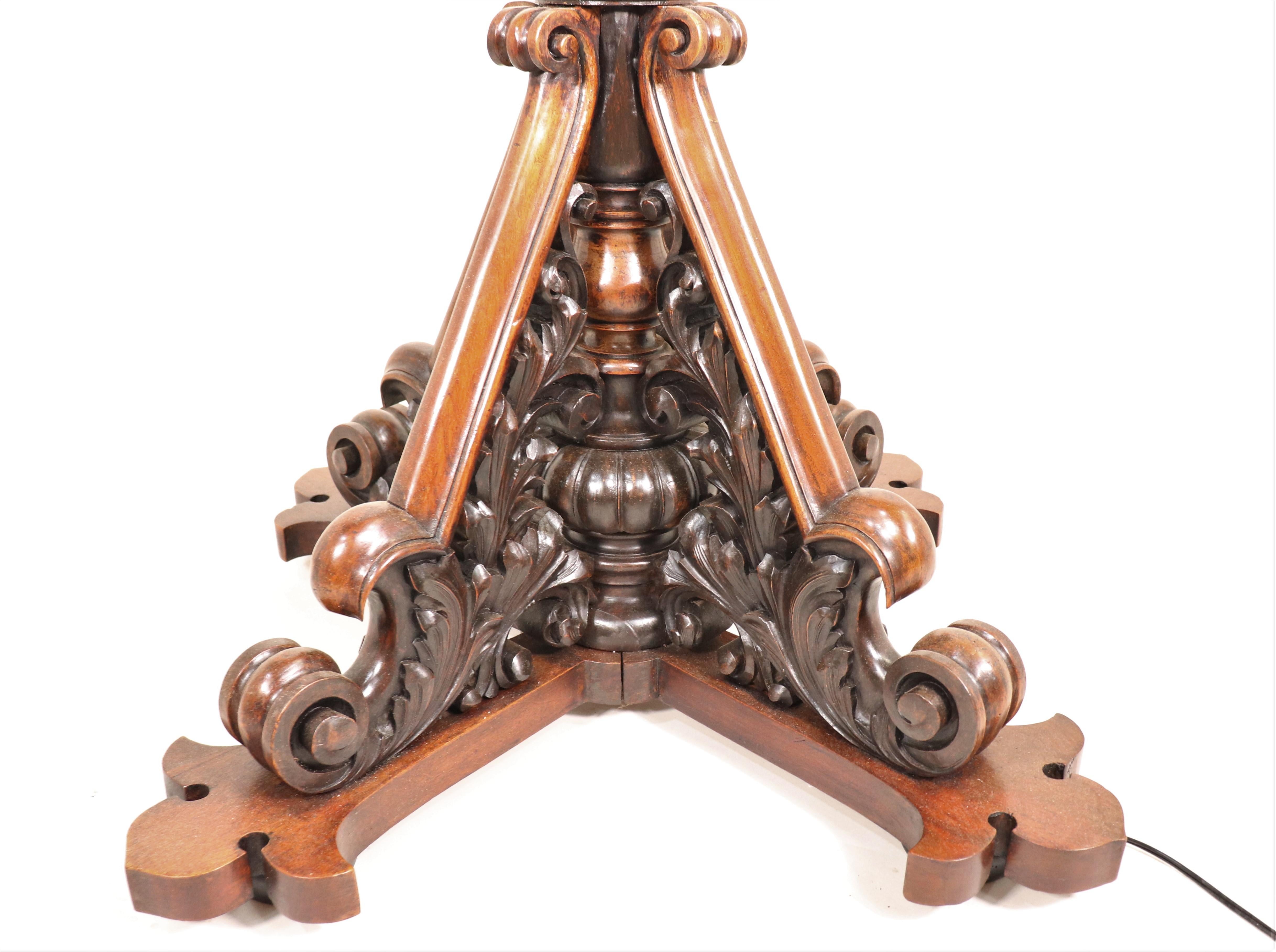 Spätes 19. Jahrhundert Französisch Renaissance Revival Hand geschnitzt Nussbaum Stehlampe im Angebot 1