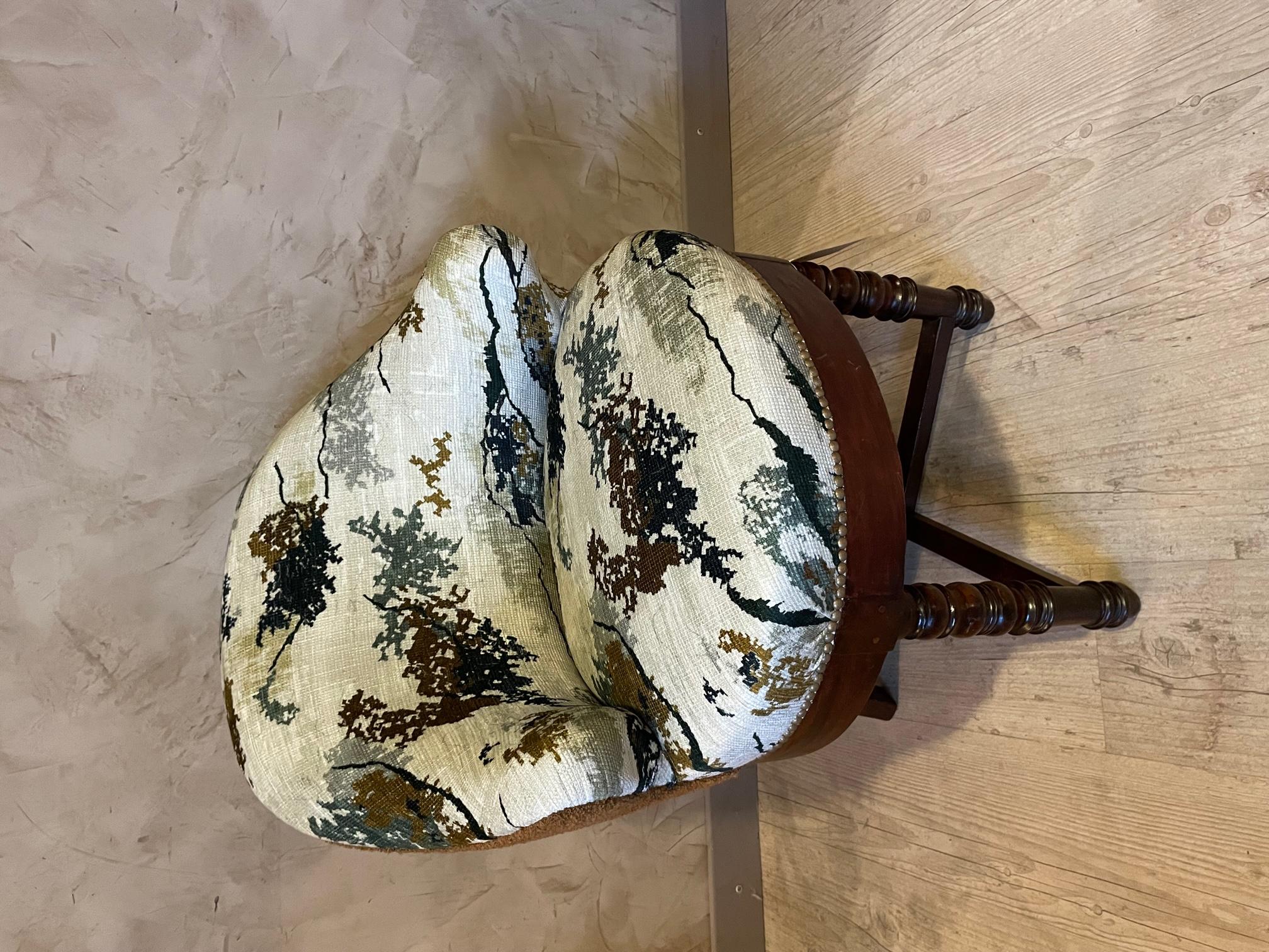 Schöner bequemer kleiner Sessel, neu gepolstert mit einem sehr schönen Stoff aus dem berühmten französischen Haus 
