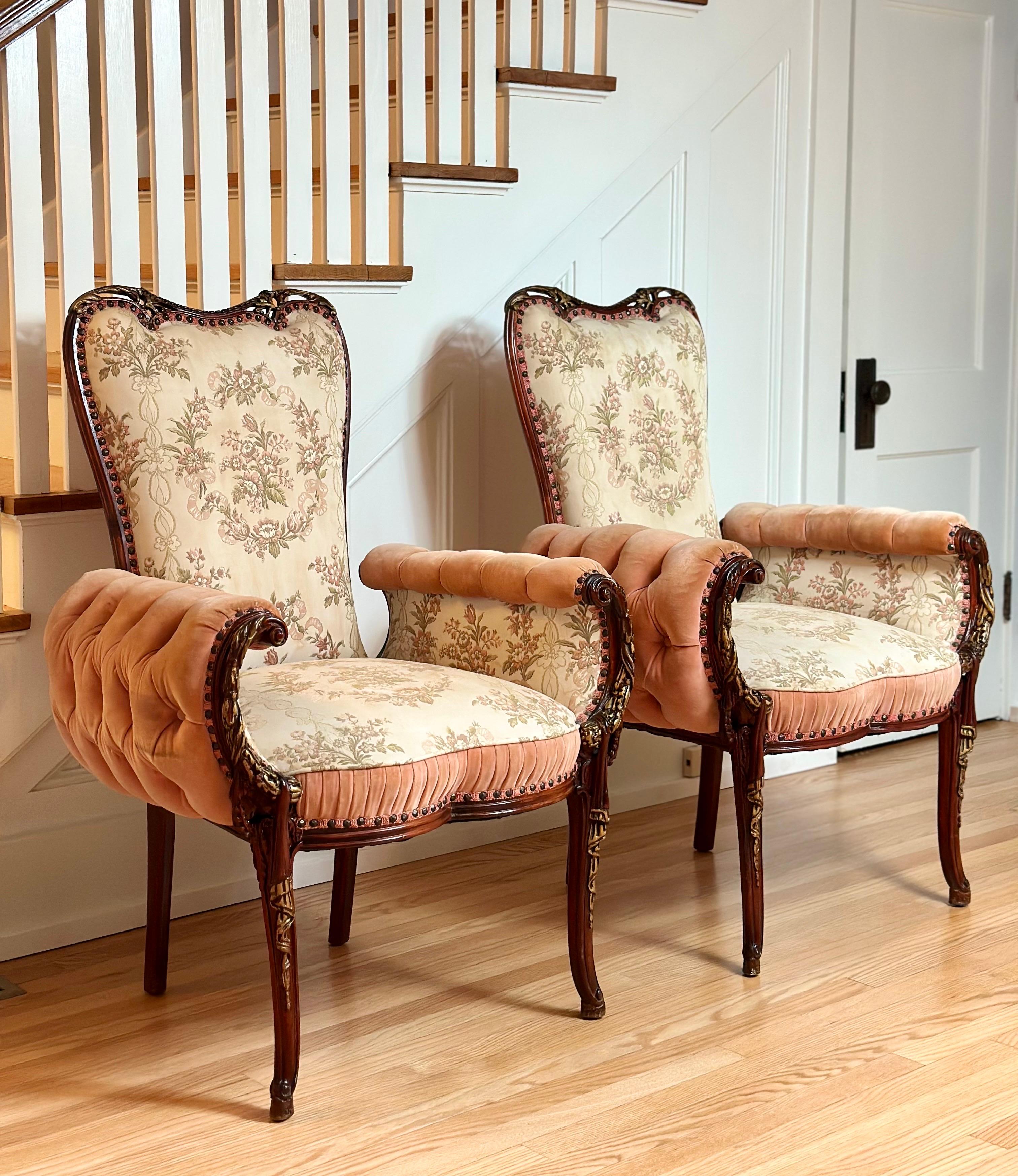 Nous avons le plaisir de vous proposer une paire d'exquis fauteuils de style néo- Louis XV, fabriqués en acajou massif avec de délicates sculptures florales et d'élégants pieds cabriole. Leurs silhouettes incarnent la grâce du design français de la