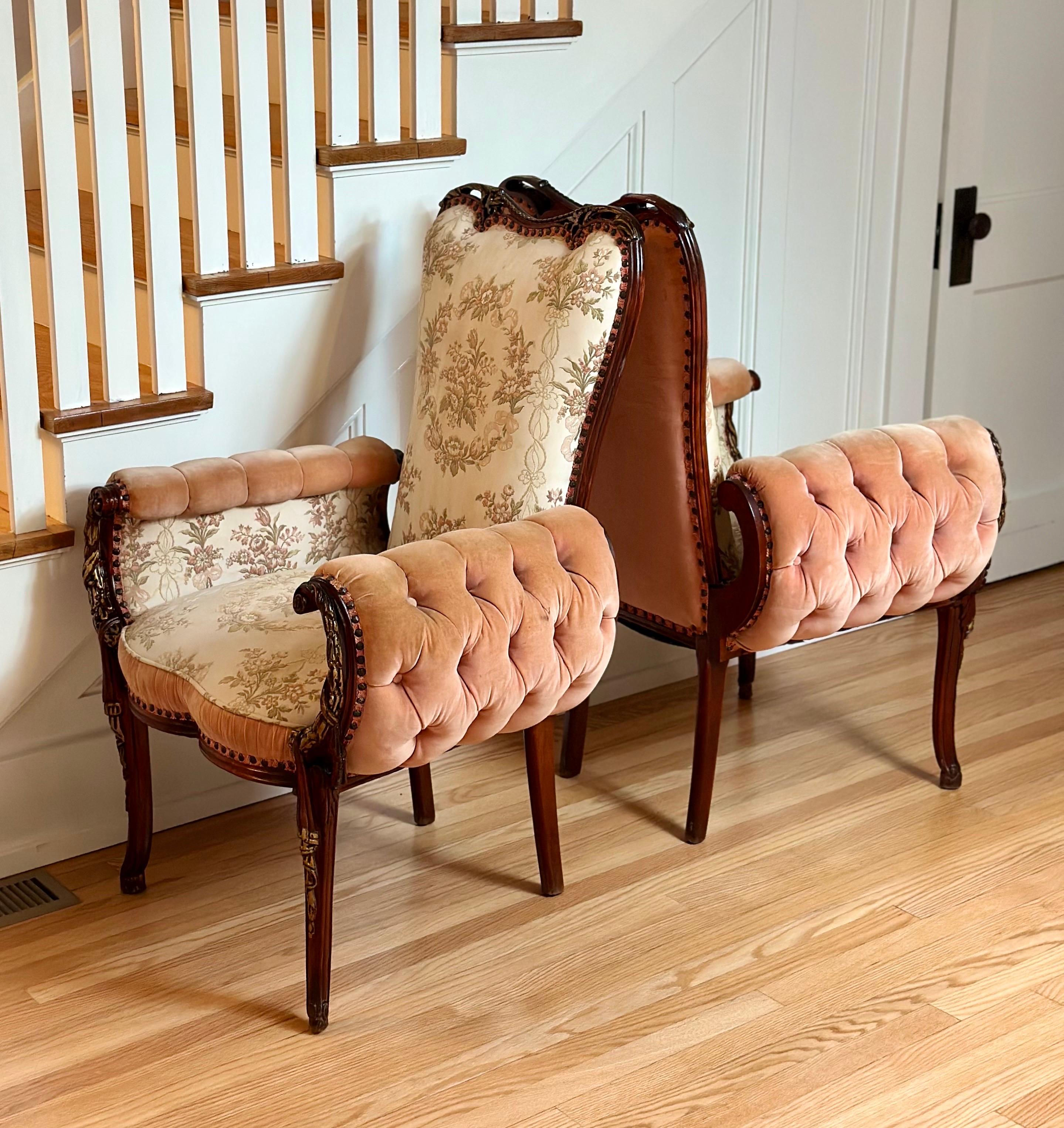 Paire de Fauteuils de la fin du 19ème siècle, French Rococo Revival, à accoudoirs sculpturaux et à touffes. Bon état - En vente à Farmington Hills, MI