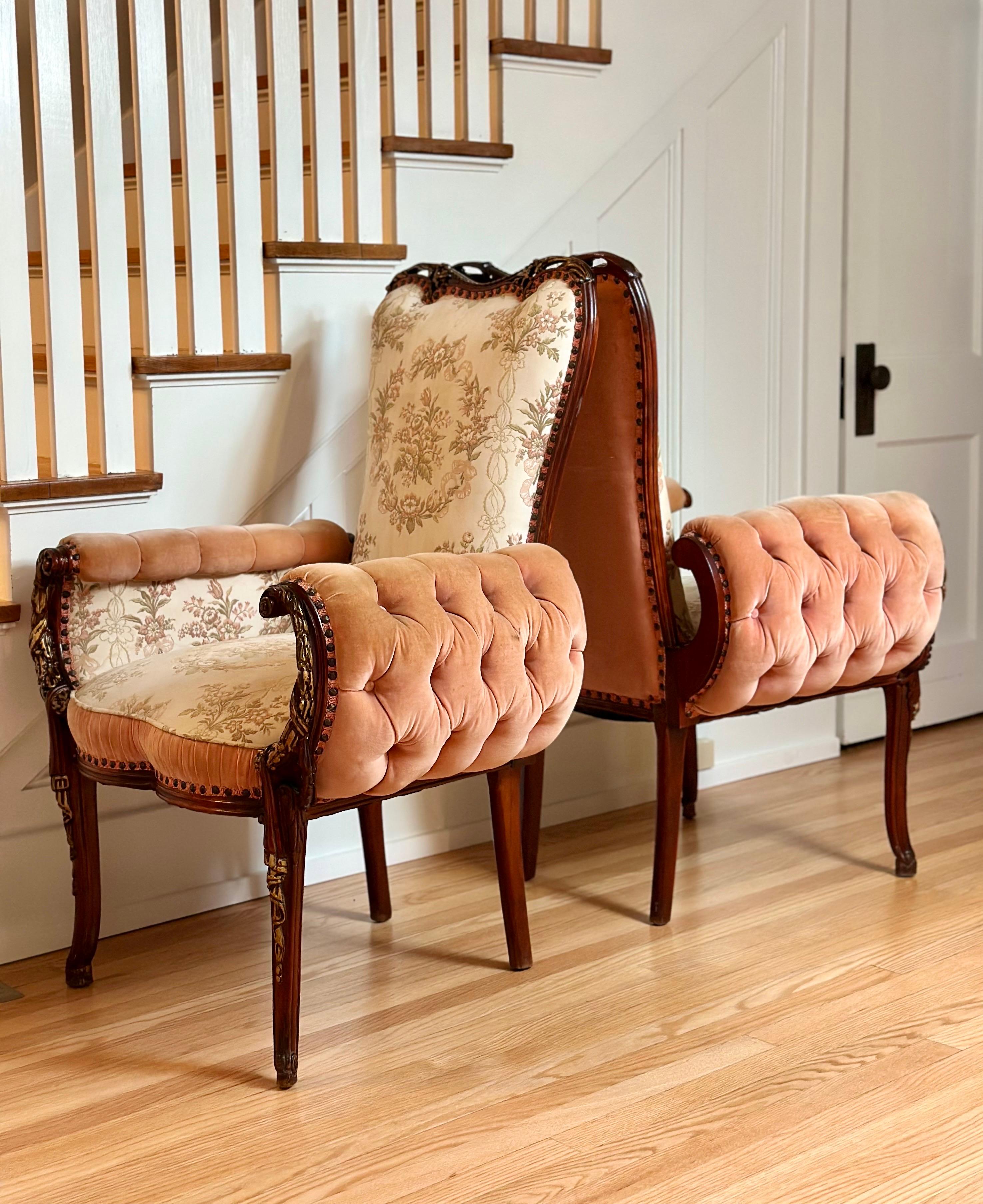 XIXe siècle Paire de Fauteuils de la fin du 19ème siècle, French Rococo Revival, à accoudoirs sculpturaux et à touffes. en vente