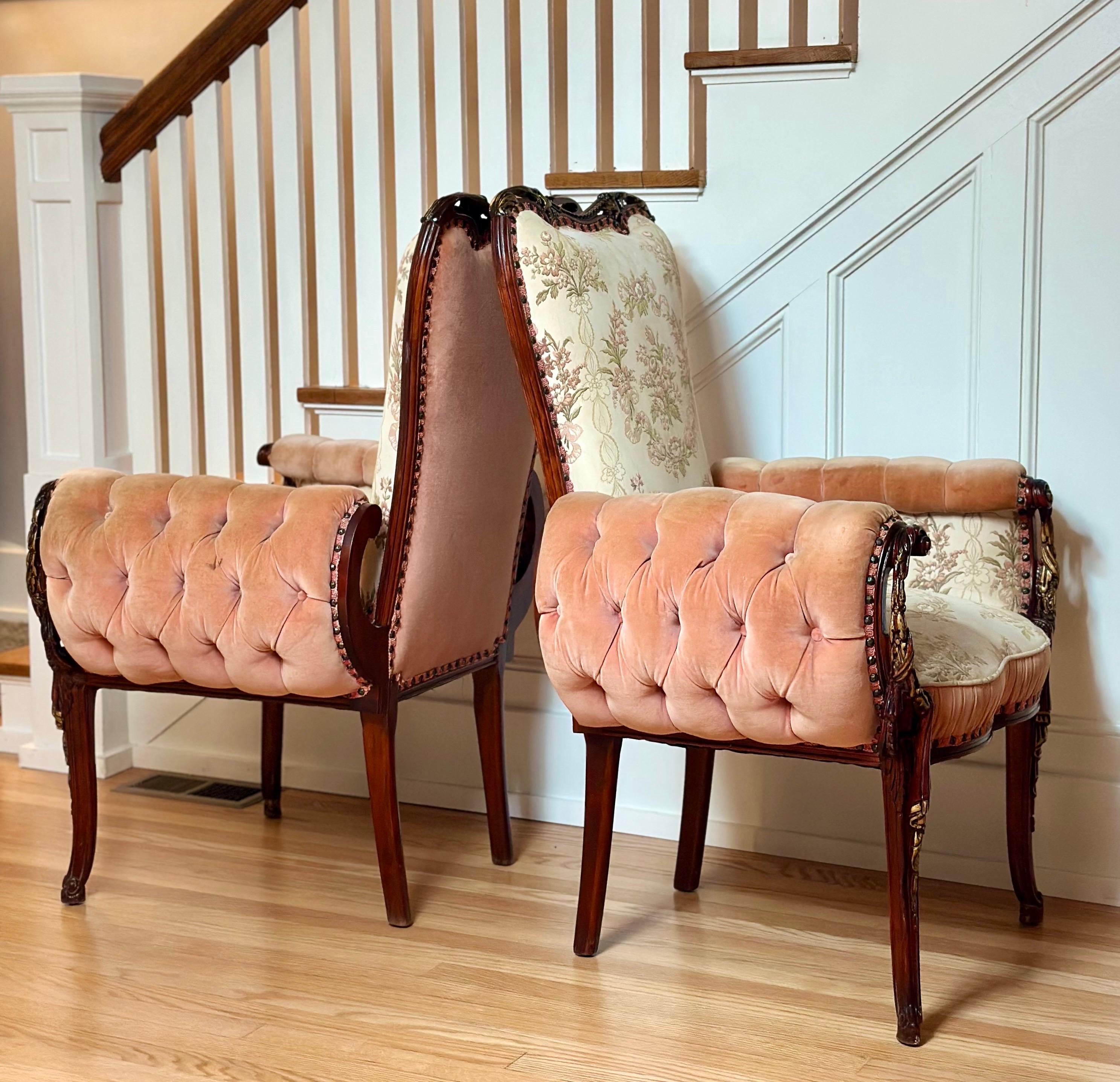 Tissu d'ameublement Paire de Fauteuils de la fin du 19ème siècle, French Rococo Revival, à accoudoirs sculpturaux et à touffes. en vente