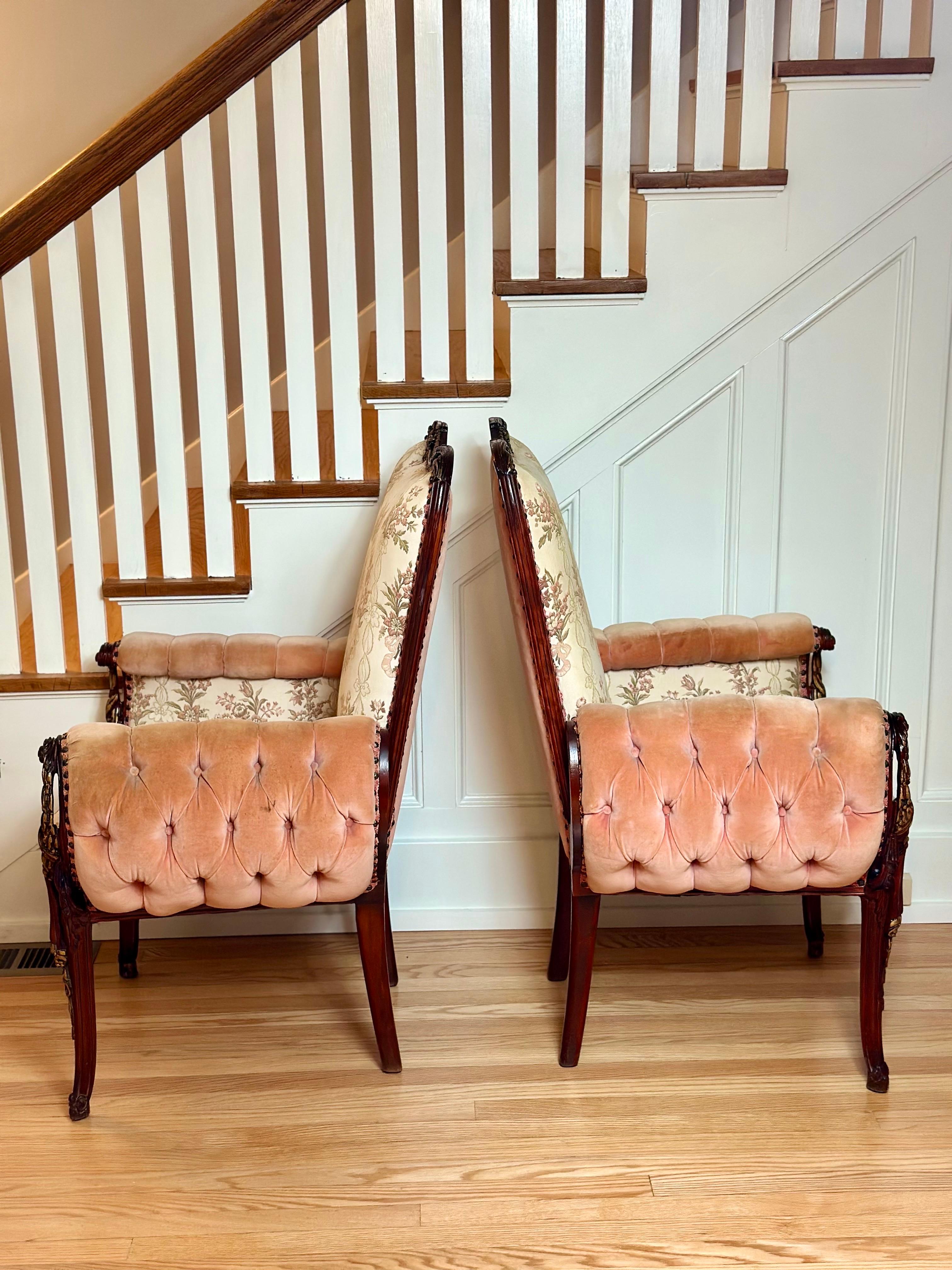 Paire de Fauteuils de la fin du 19ème siècle, French Rococo Revival, à accoudoirs sculpturaux et à touffes. en vente 1