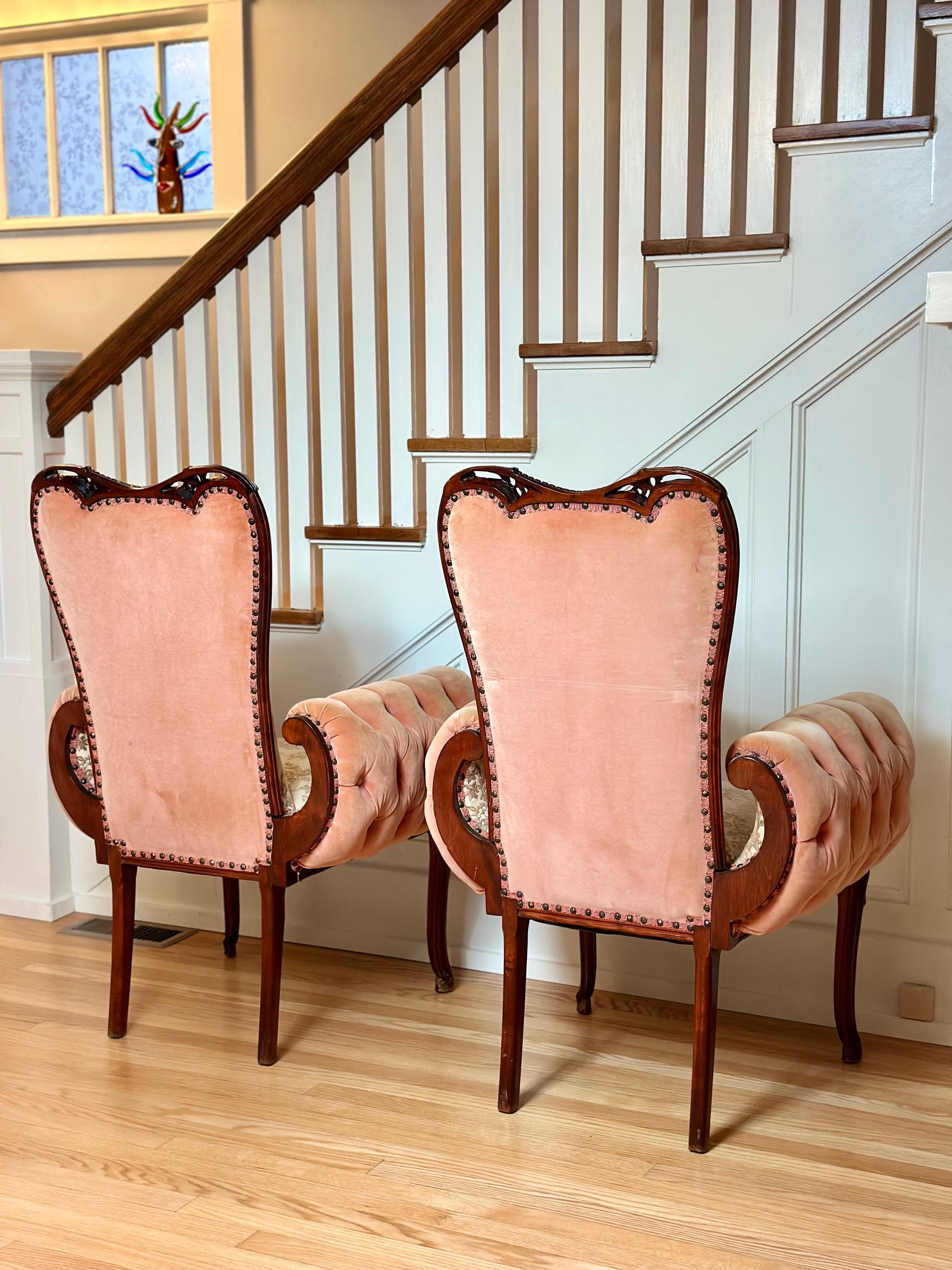 Paire de Fauteuils de la fin du 19ème siècle, French Rococo Revival, à accoudoirs sculpturaux et à touffes. en vente 2