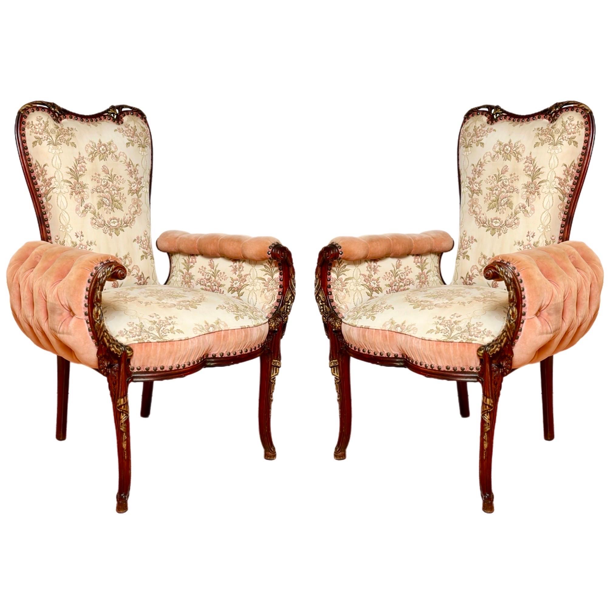 Paire de Fauteuils de la fin du 19ème siècle, French Rococo Revival, à accoudoirs sculpturaux et à touffes. en vente