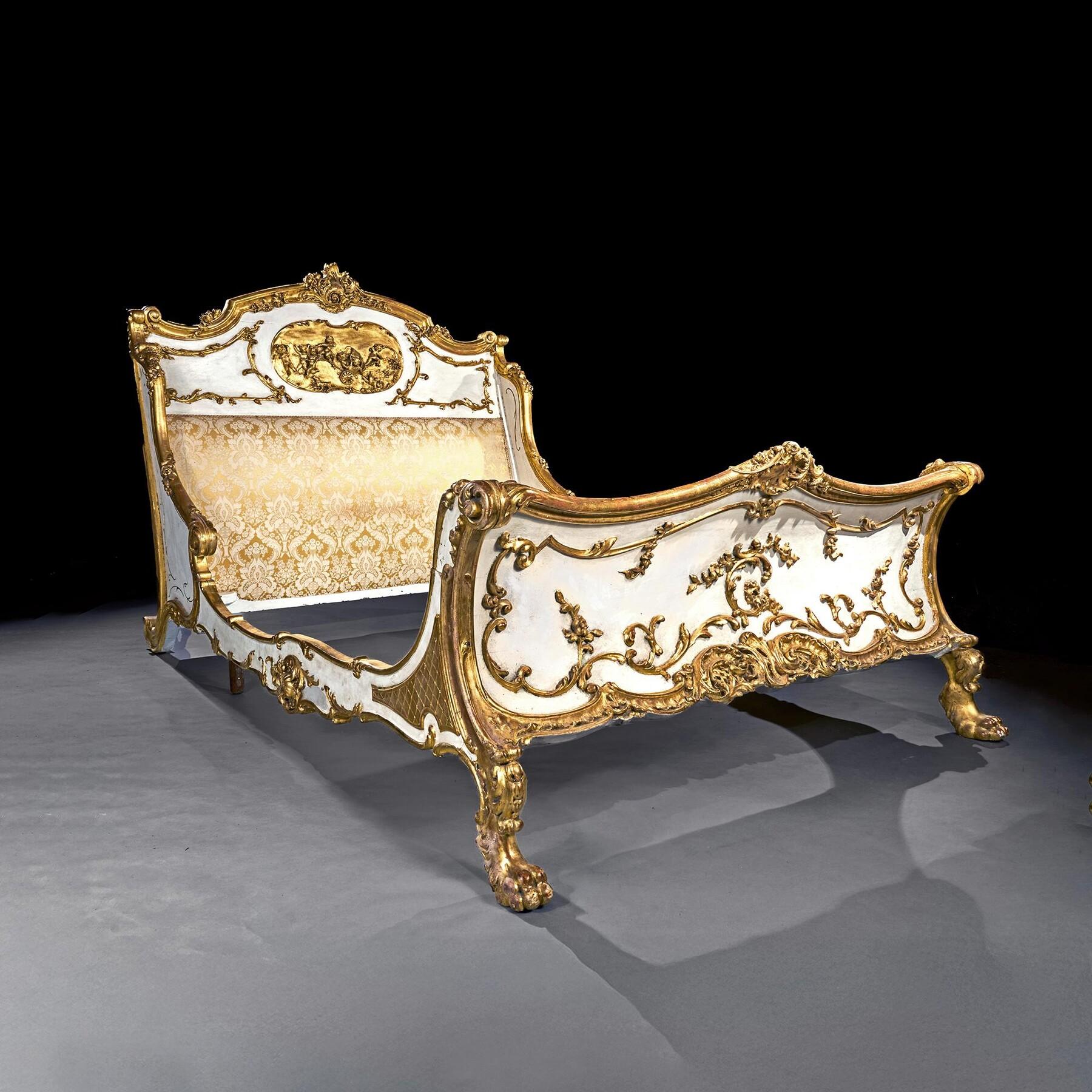 Cama king size de gran calidad de finales del siglo XIX / principios del XX, de estilo French Rococo, pintada de blanco y dorada a paquete. 



Francés Circa 1900



Esta cama extragrande de excelente calidad está decorada en blanco y dorado, y el