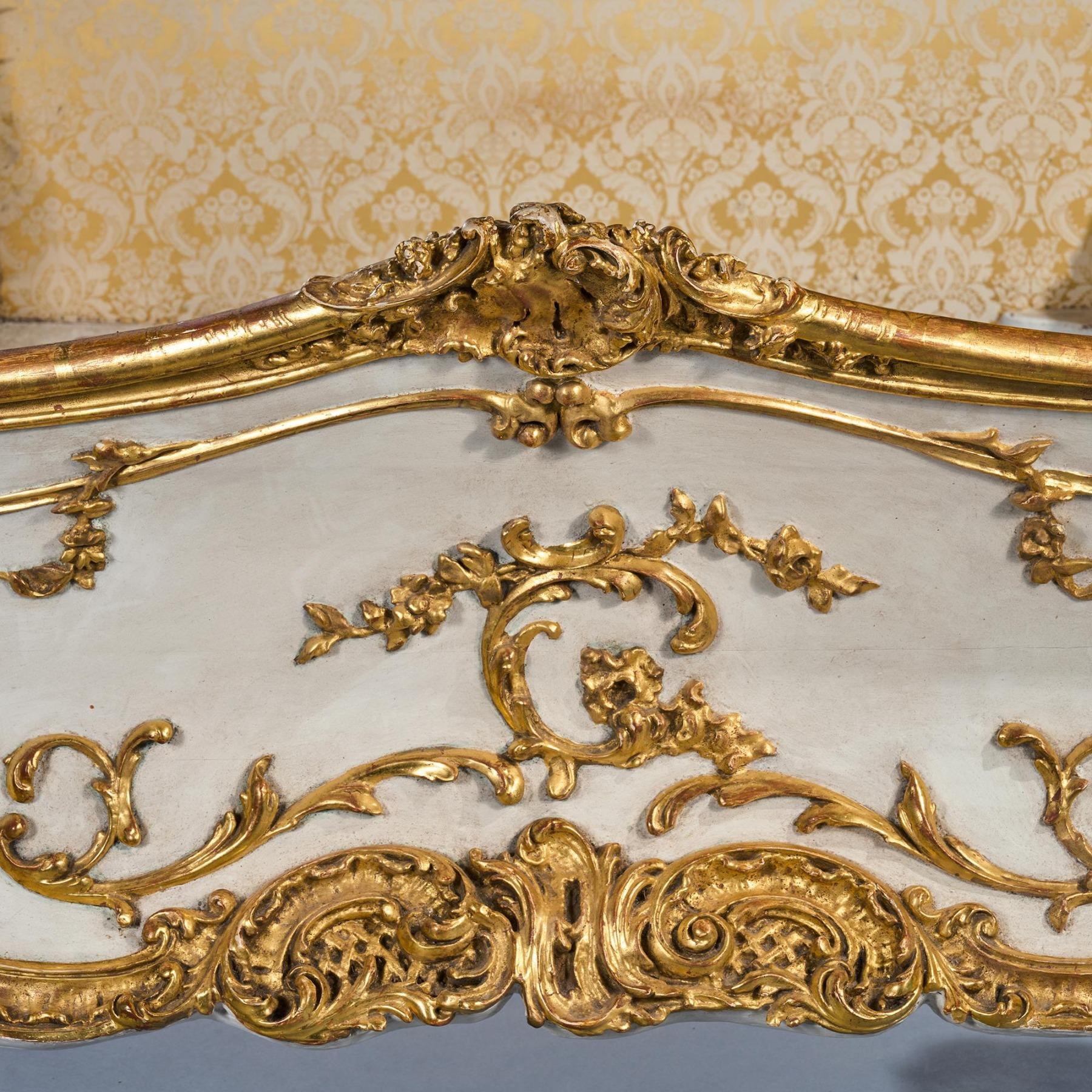 Cama King Size Pintada y Dorada de Estilo French Rococo de Finales del Siglo XIX en Bueno estado para la venta en Benington, Herts