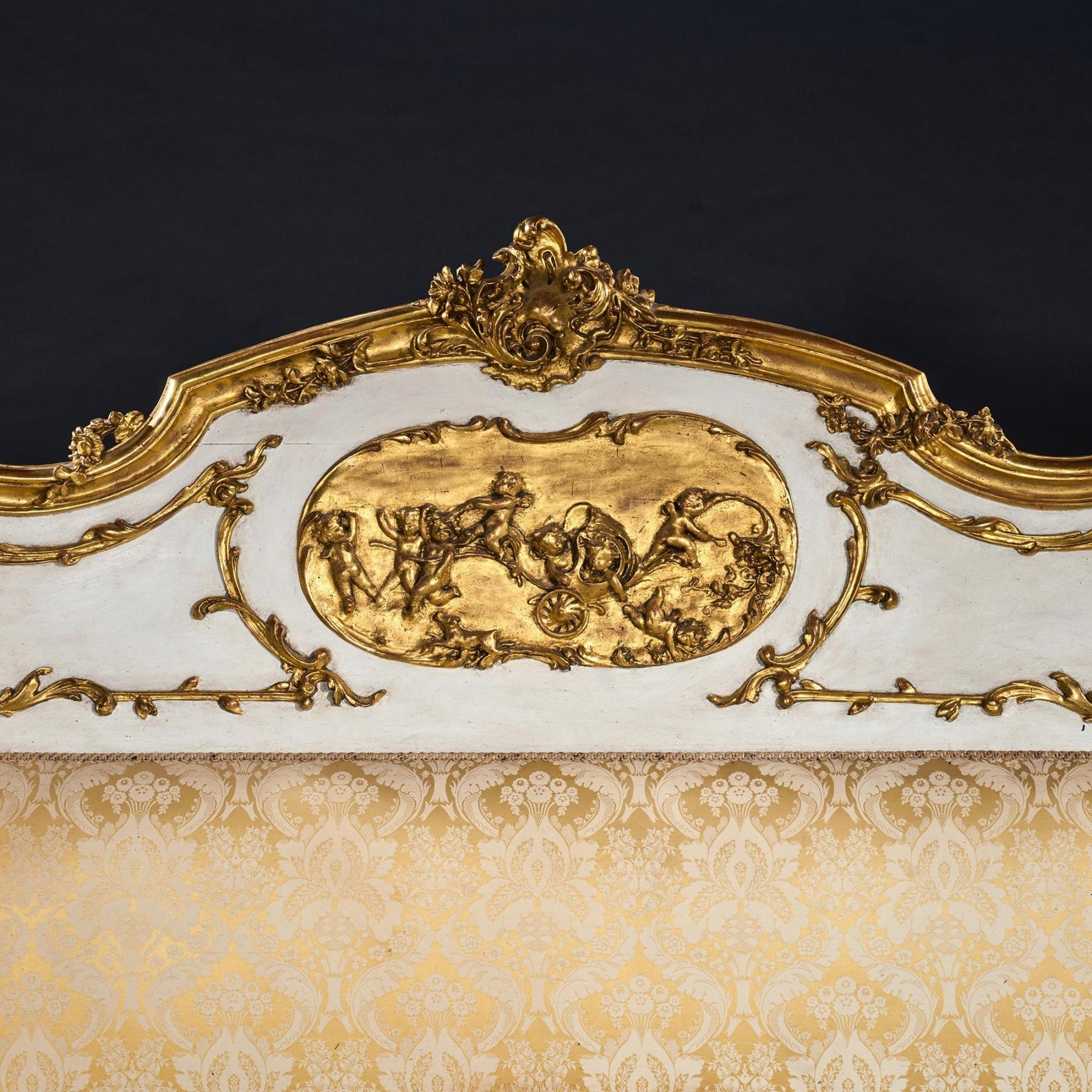 Cama King Size Pintada y Dorada de Estilo French Rococo de Finales del Siglo XIX siglo XX en venta