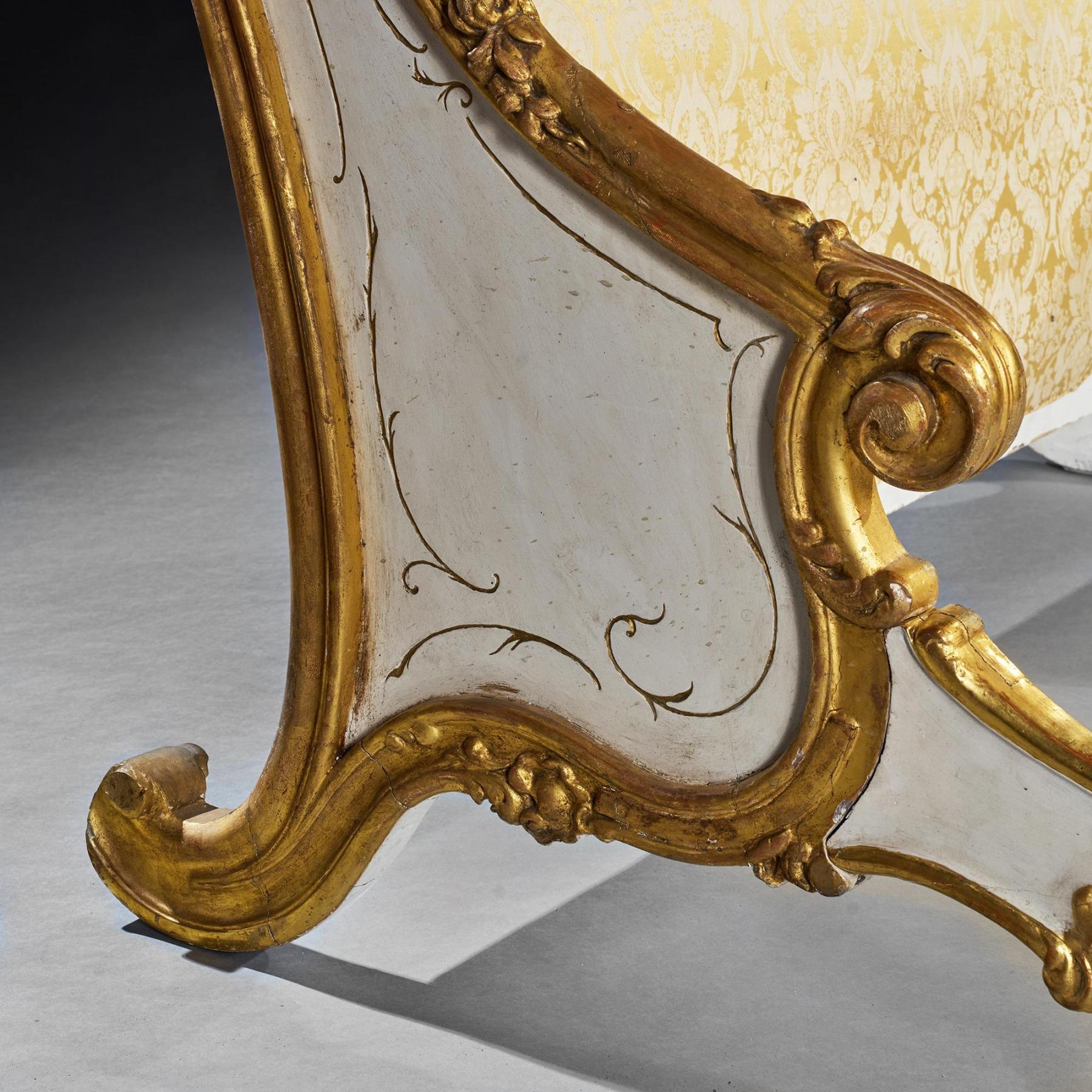 Cama King Size Pintada y Dorada de Estilo French Rococo de Finales del Siglo XIX en venta 2