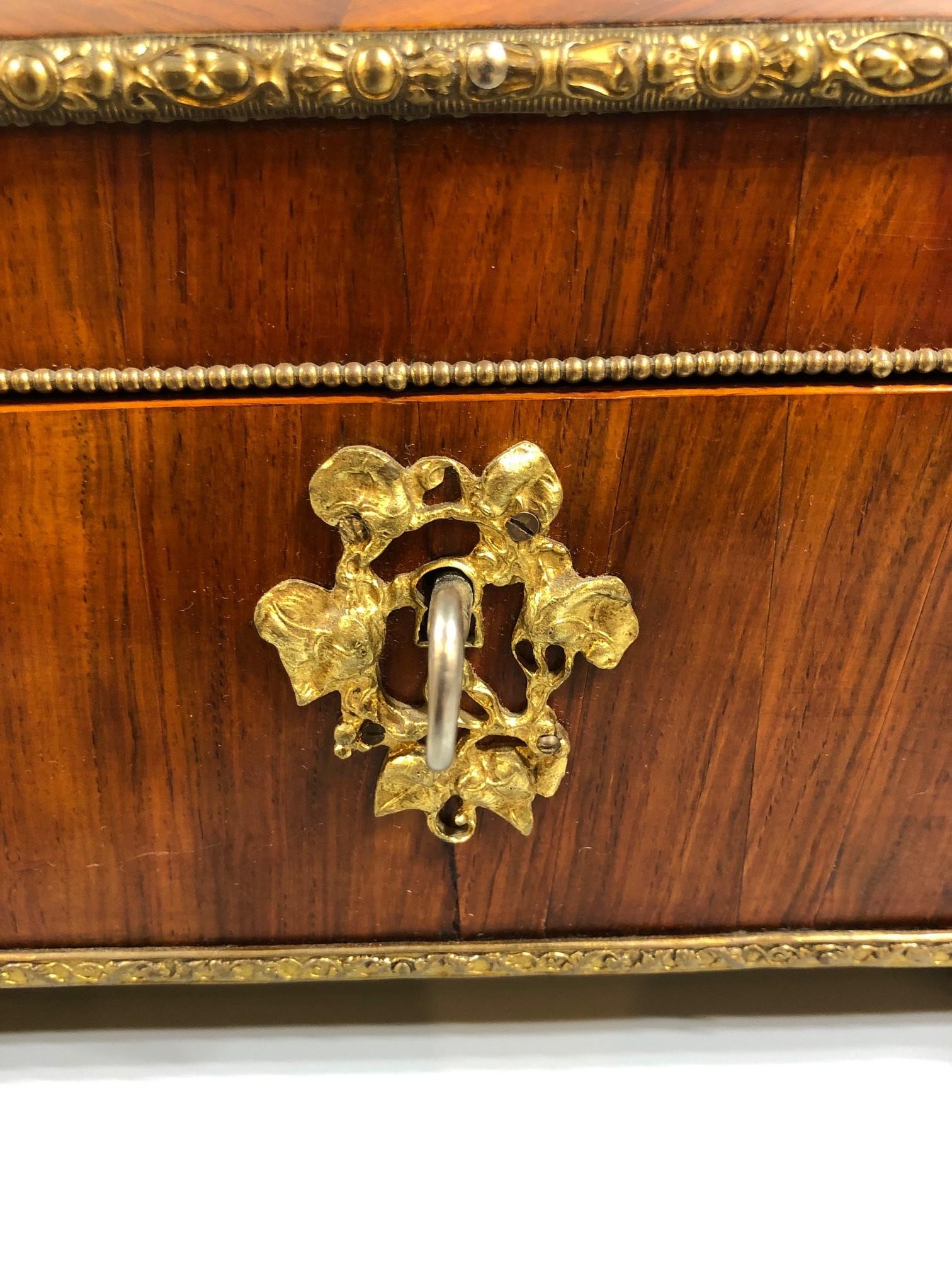 Boîte à bijoux en palissandre français de la fin du 19e siècle avec de superbes pieds et garnitures en bronze doré  en vente 4