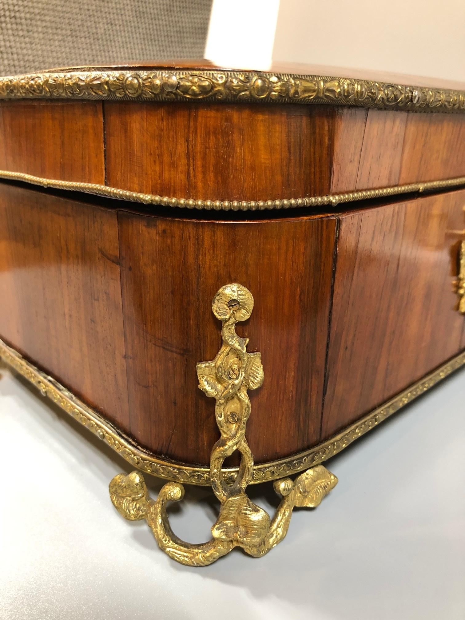 Boîte à bijoux en palissandre français de la fin du 19e siècle avec de superbes pieds et garnitures en bronze doré  en vente 5