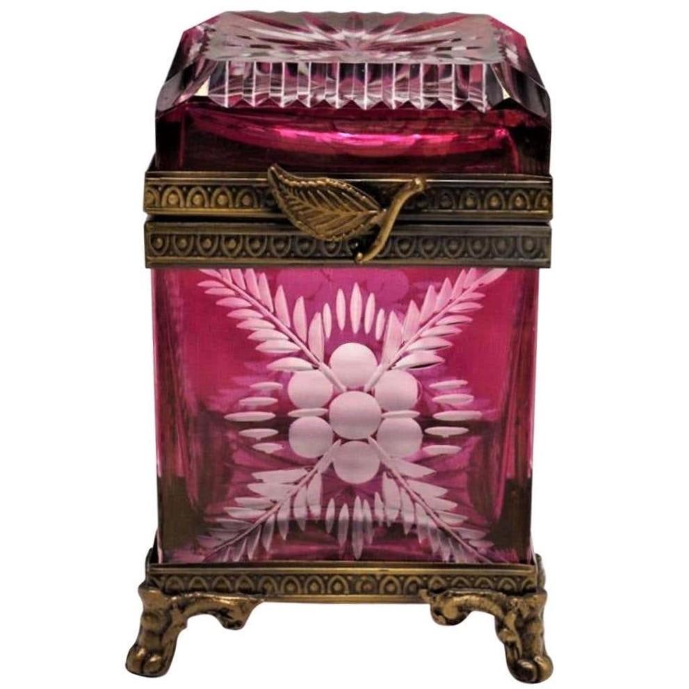 Victorien Boîte française de la fin du XIXe siècle en bronze montée sur cristal taillé en rubis et transparent en vente