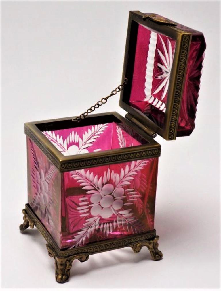 Late 19th Century French Ruby to Clear Cut Crystal Bronze-Mounted Box For Sale 1