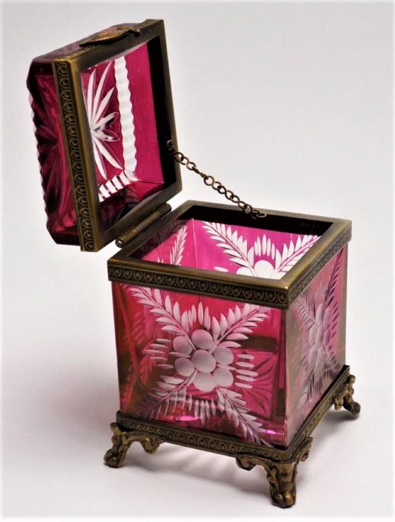 Late 19th Century French Ruby to Clear Cut Crystal Bronze-Mounted Box For Sale 2