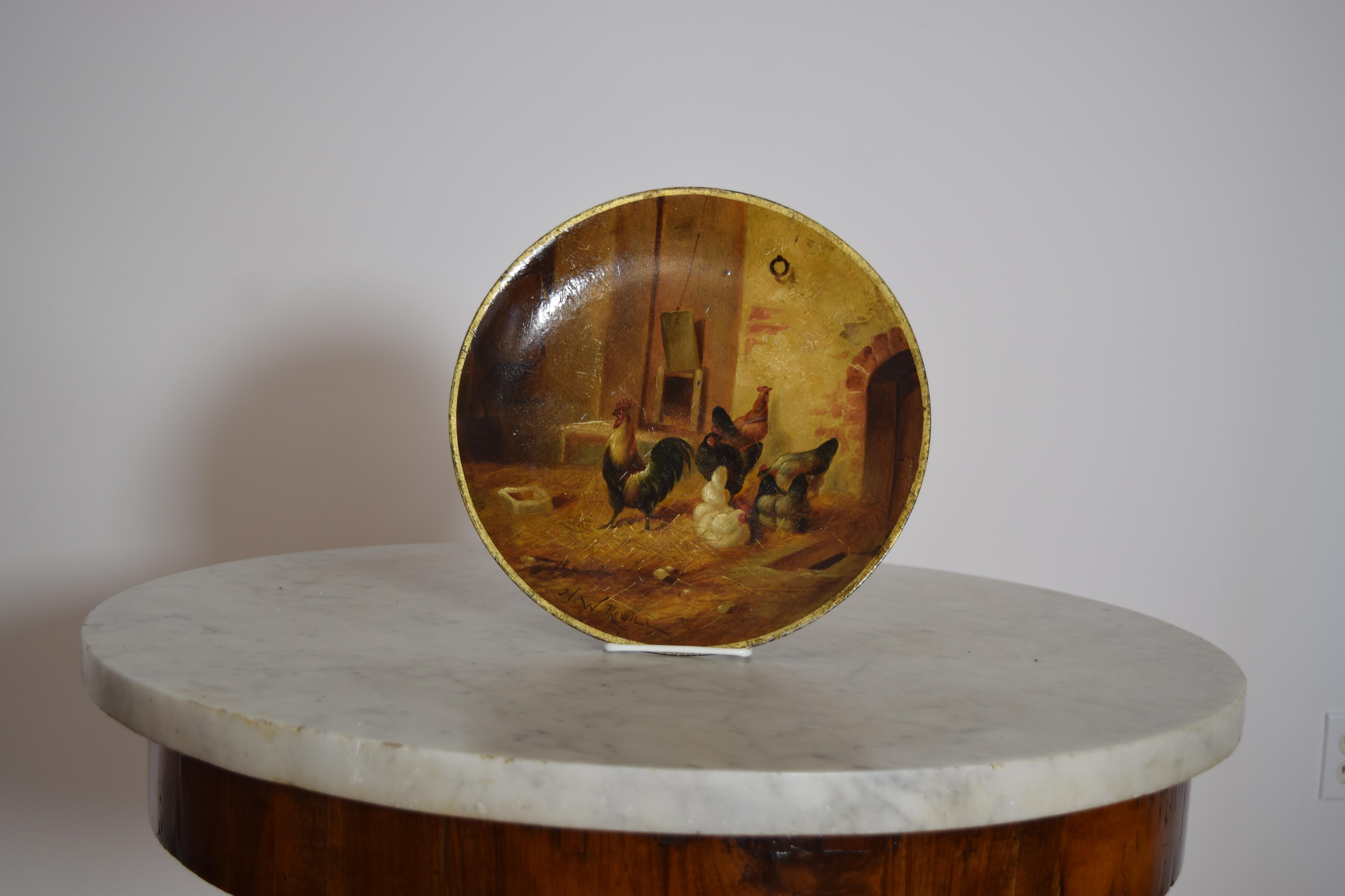 Un dipinto a olio su un piatto di legno con una scena rustica di un fienile.  Presenta un gallo, diverse galline e un pulcino, con uno sfondo rustico da fienile. La firma dell'artista 